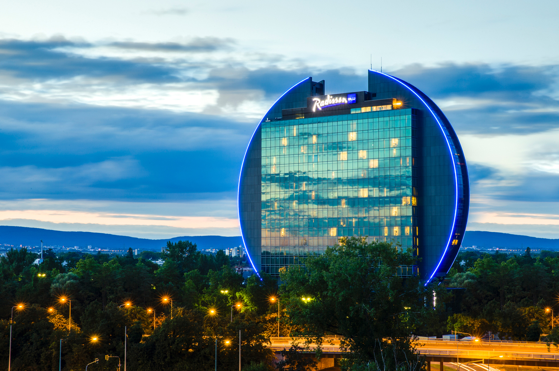 The outline of the building, which is just short of 100 meters high, is illuminated with a linear LED-Monochrome Tube and easily visible even from afar.