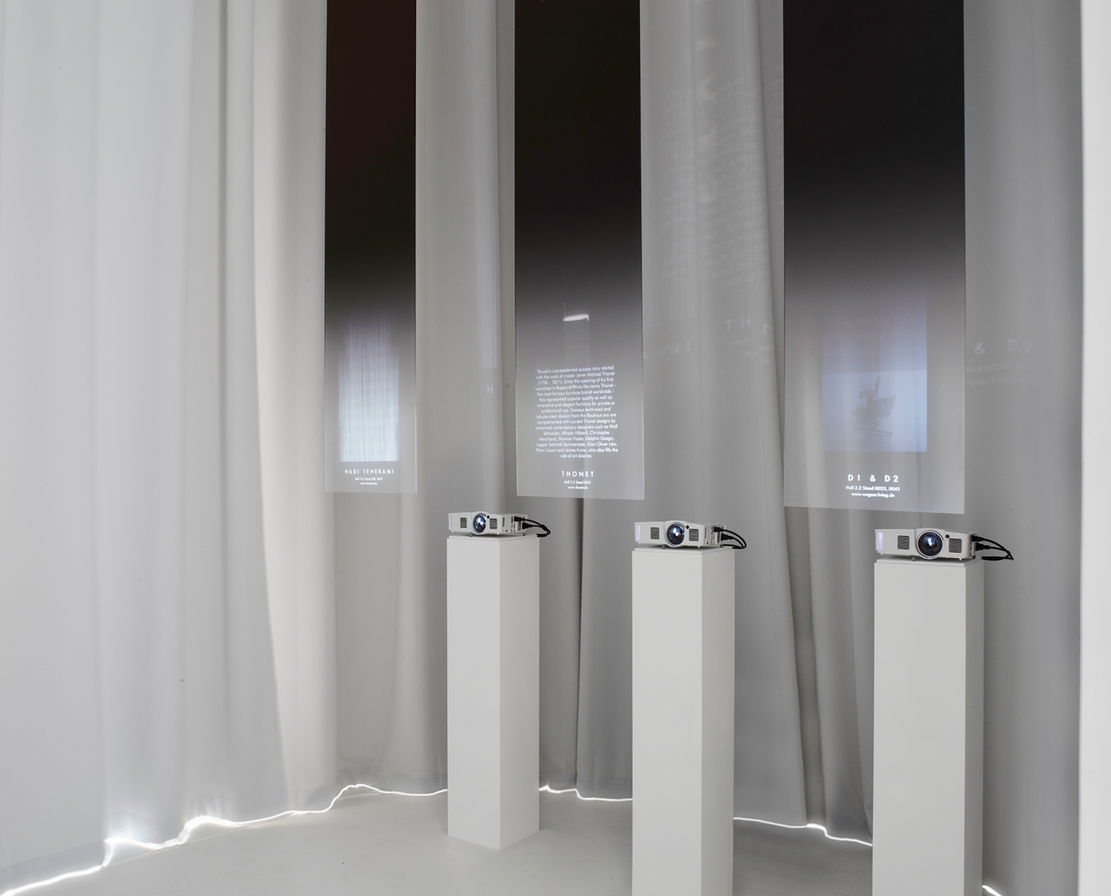 Darkened areas were specially created in the large hall of the museum building using floor-length curtains.