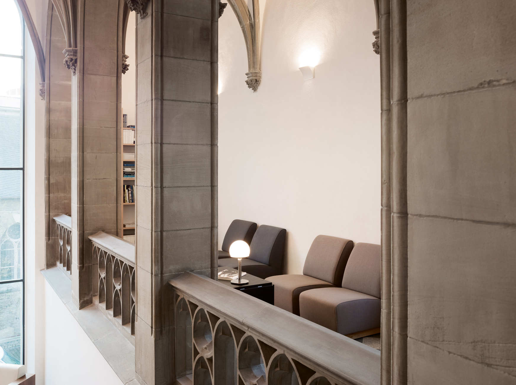 Compact Restraint: With a width of 57 centimeters the "Slipper Chair" offers a comfortable seat without taking up much space.