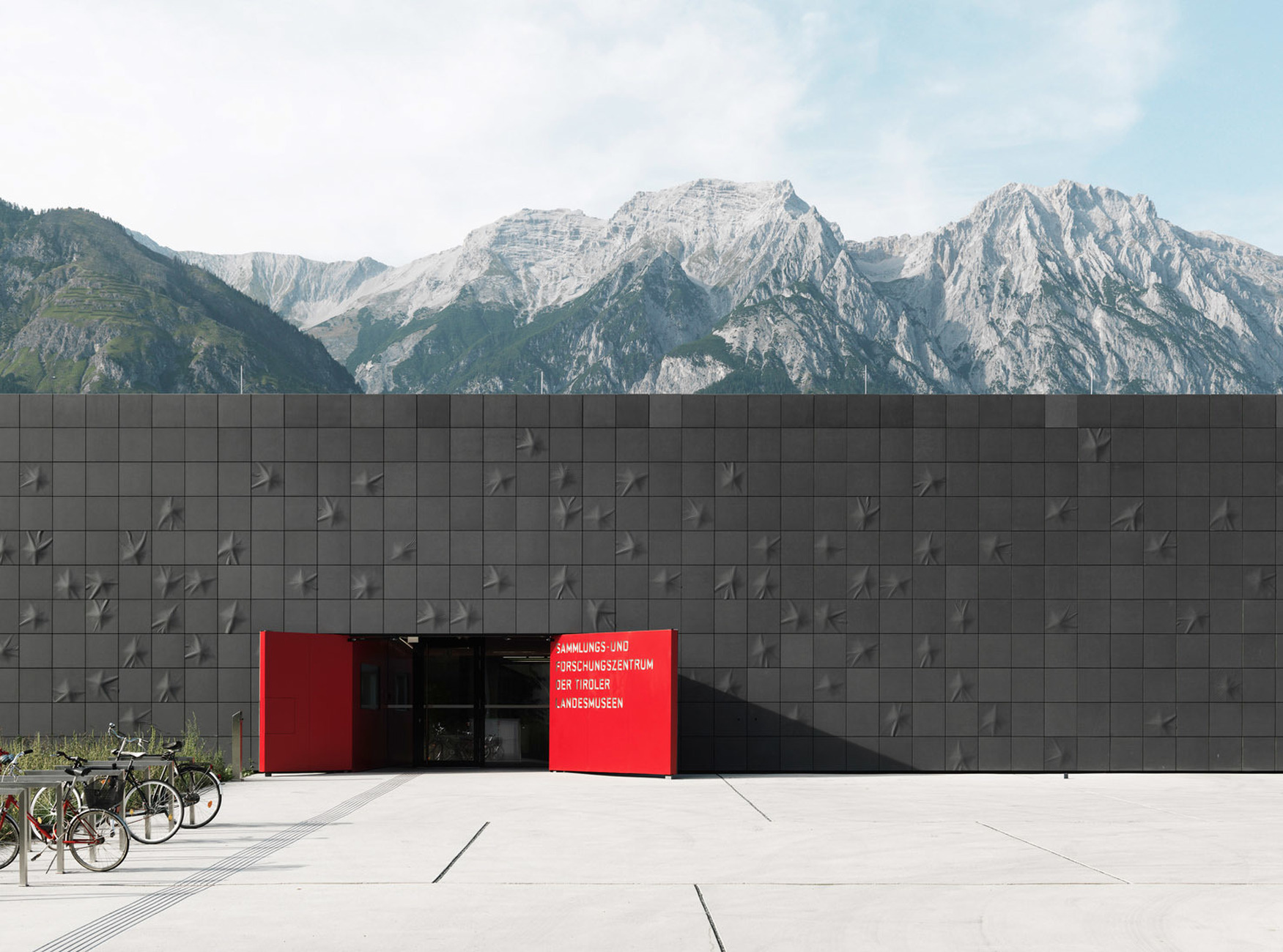 Closed without being repellent: Rieder's lightweight fiber-reinforced concrete elements form the outer skin of the building.