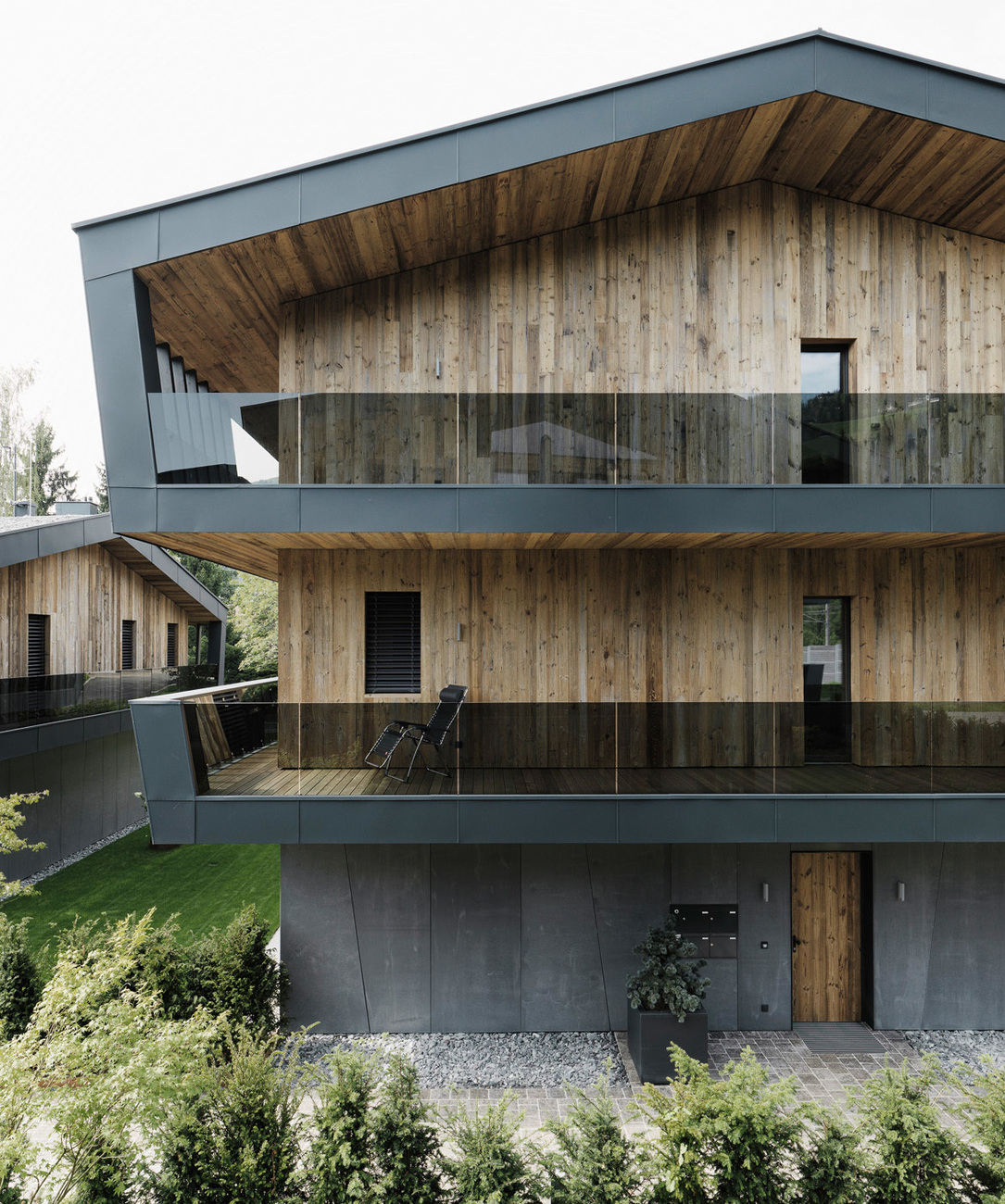 As they are malleable, the panels can be run round corners and edges to form fluid transitions.