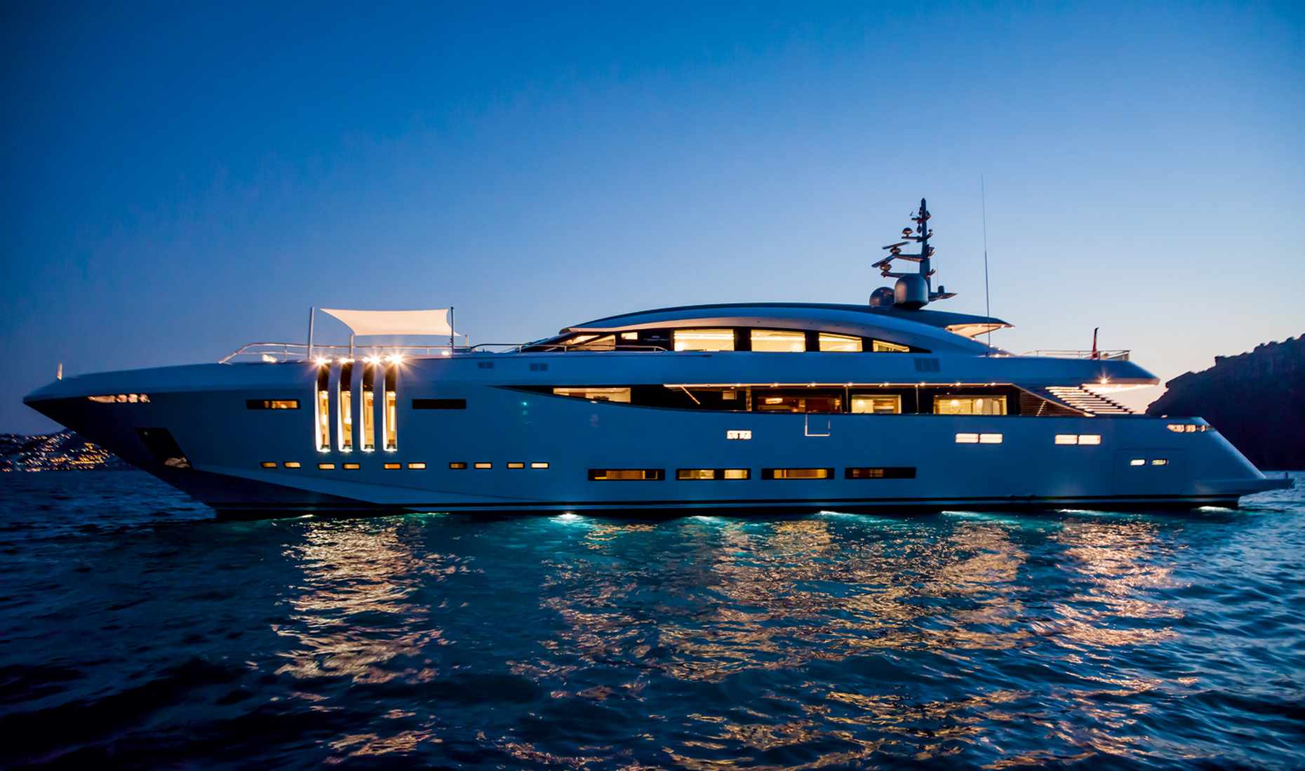 Boasting a length of no less than 48 meters and an aerodynamic design, it has been custom-made down to the last detail.