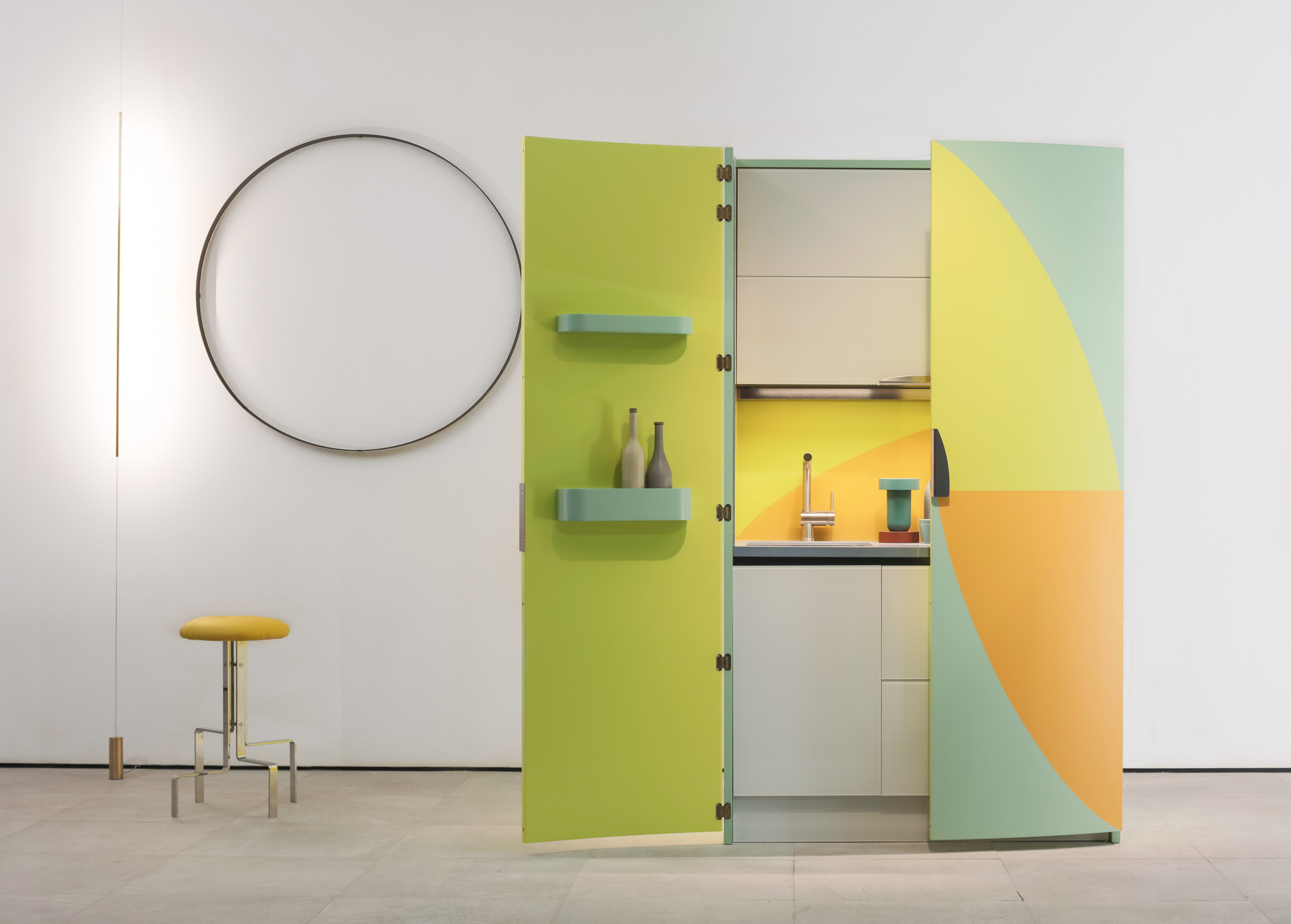 Expressiv oder minimalistisch: Sanwa aus Japan arbeitet mit italienischen Designern zusammen. Alessandro Mendini schuf die Schrankküche "AM 01".