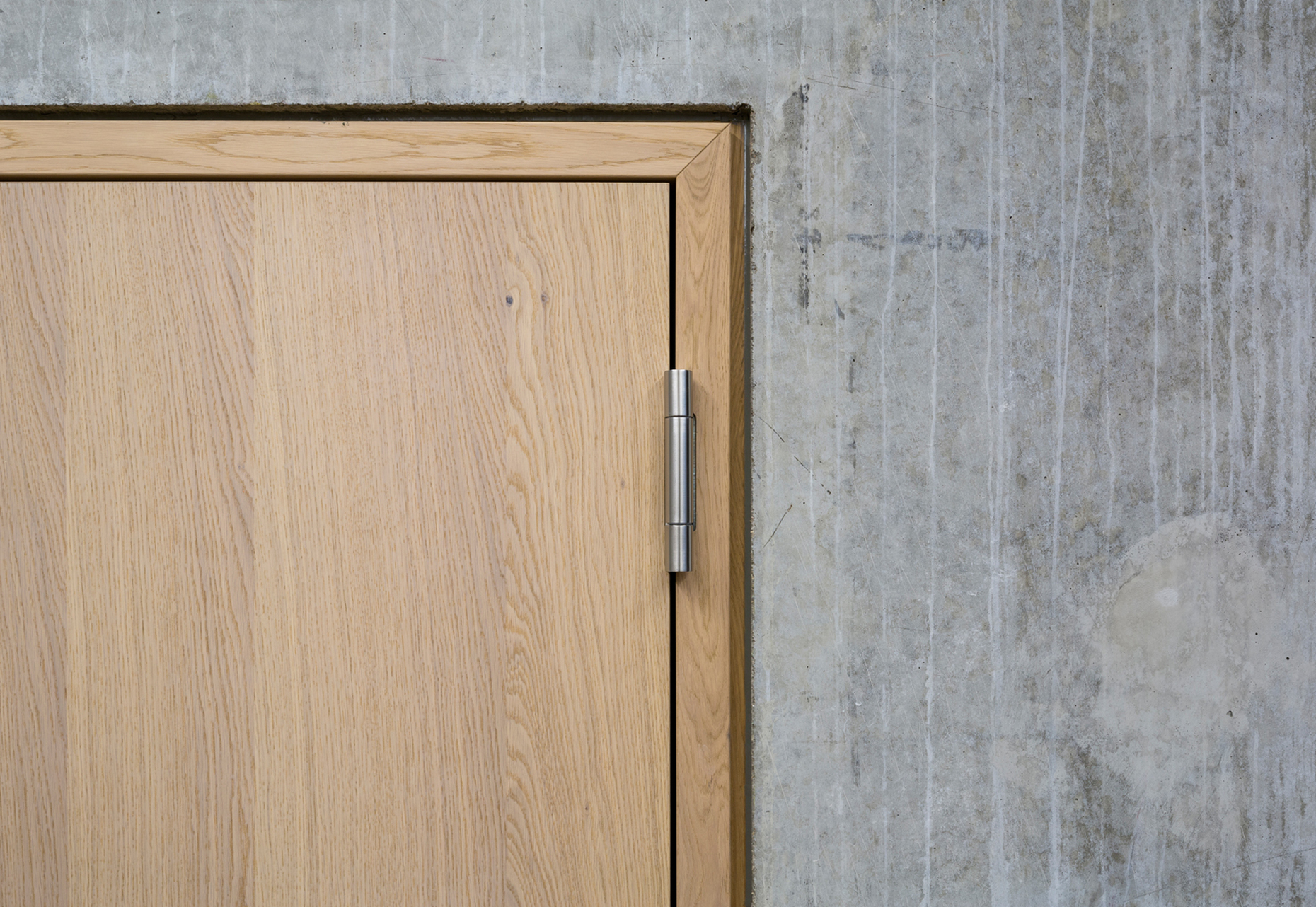 The heavy wooden doors are not a problem for the Variant VX hinge system - they can firmly hold loads of up to 400 kilograms.
