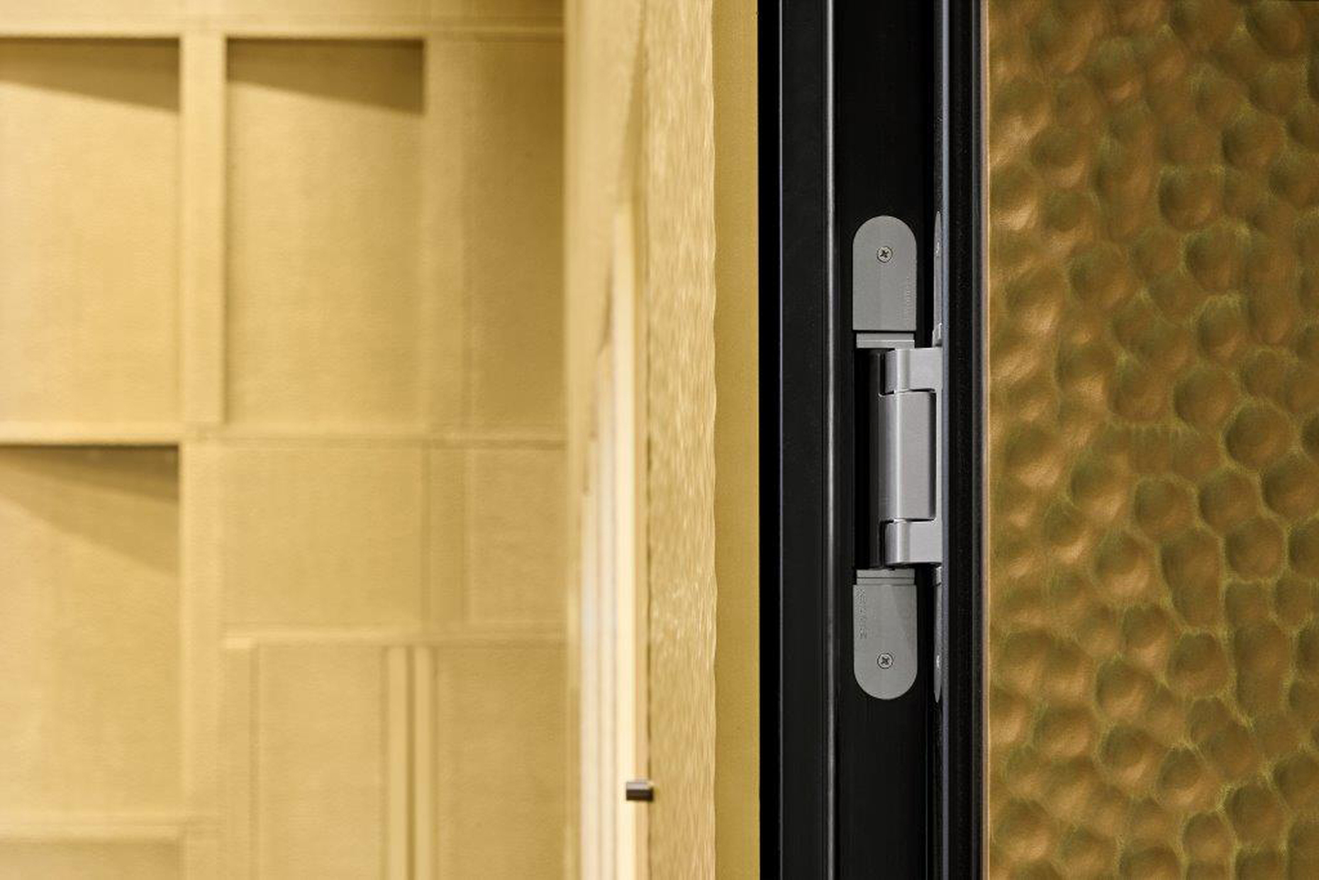 The planners decided to use the concealed "Tectus TE 640 3D" hinges for the 110 Millimeter-thick sound-proof doors.