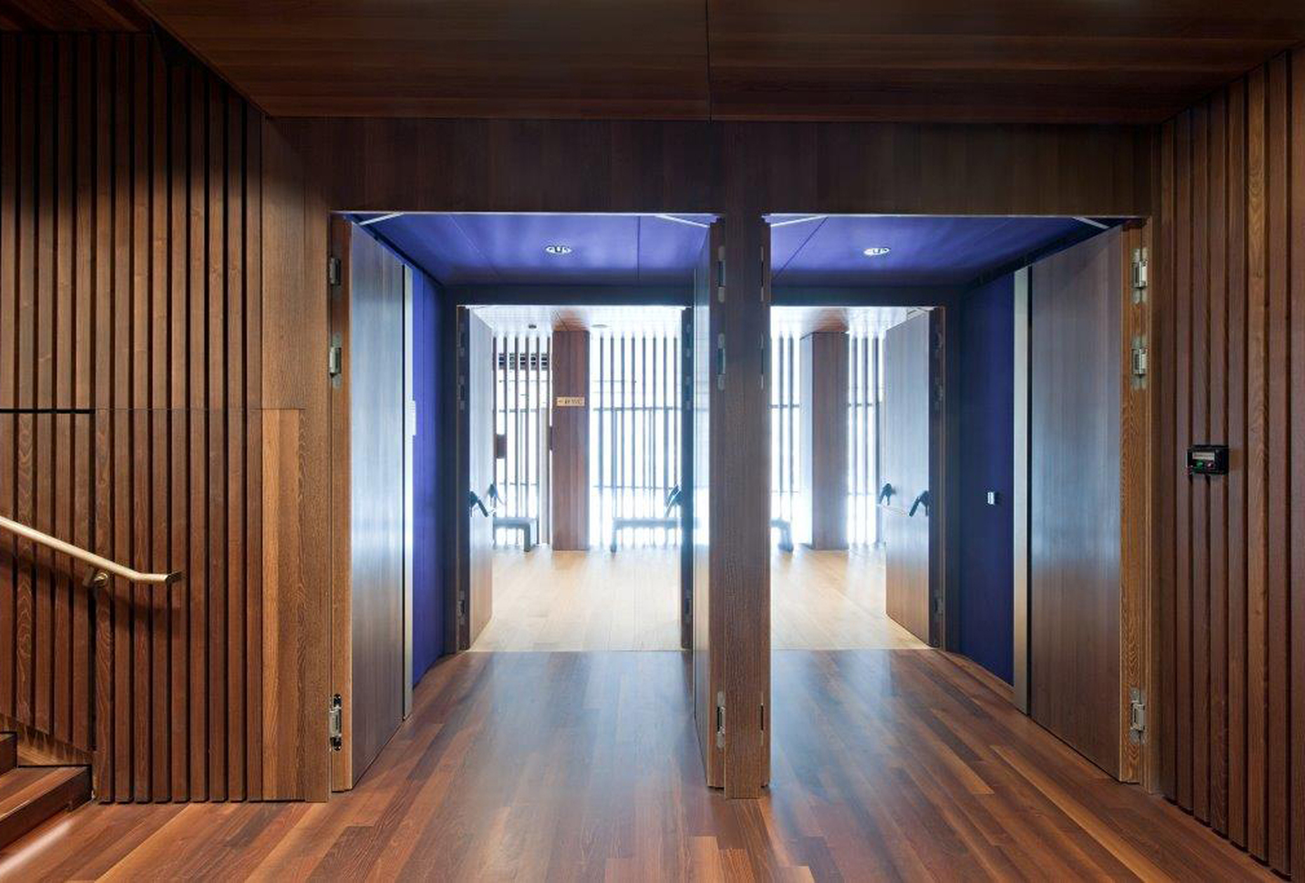 The hinges by Simonswerk ensure the doors may be adjusted smoothly as well as a maintenance-free slide bearing technology and can be loaded up to 200 kilograms.