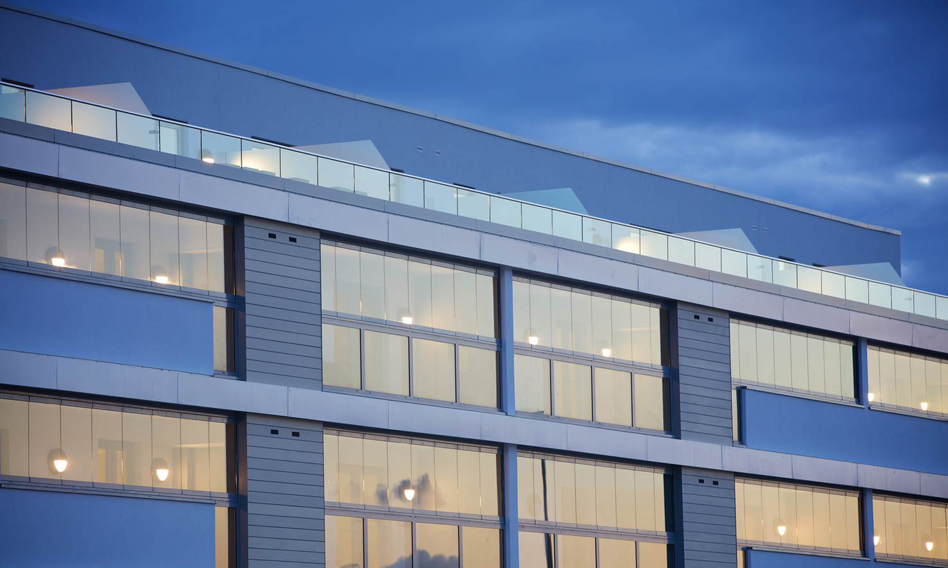 Thanks to the Solarlux balcony and terrace glazing the outside space can also be used during bad weather with no loss of daylight.