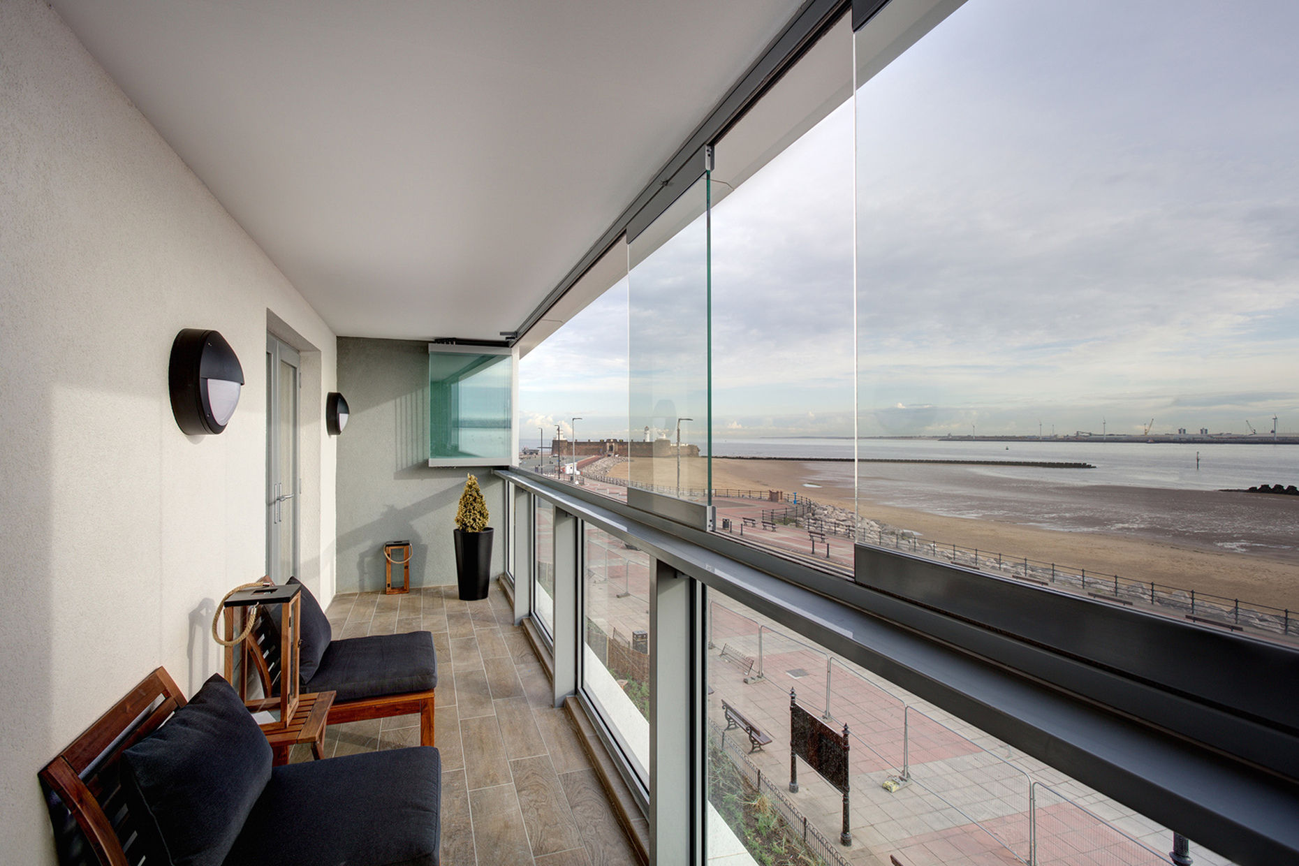 The SL 25 slide and turn system from Solarlux was mounted on the transparent SL 45 rail and protects optimally against rain and wind.