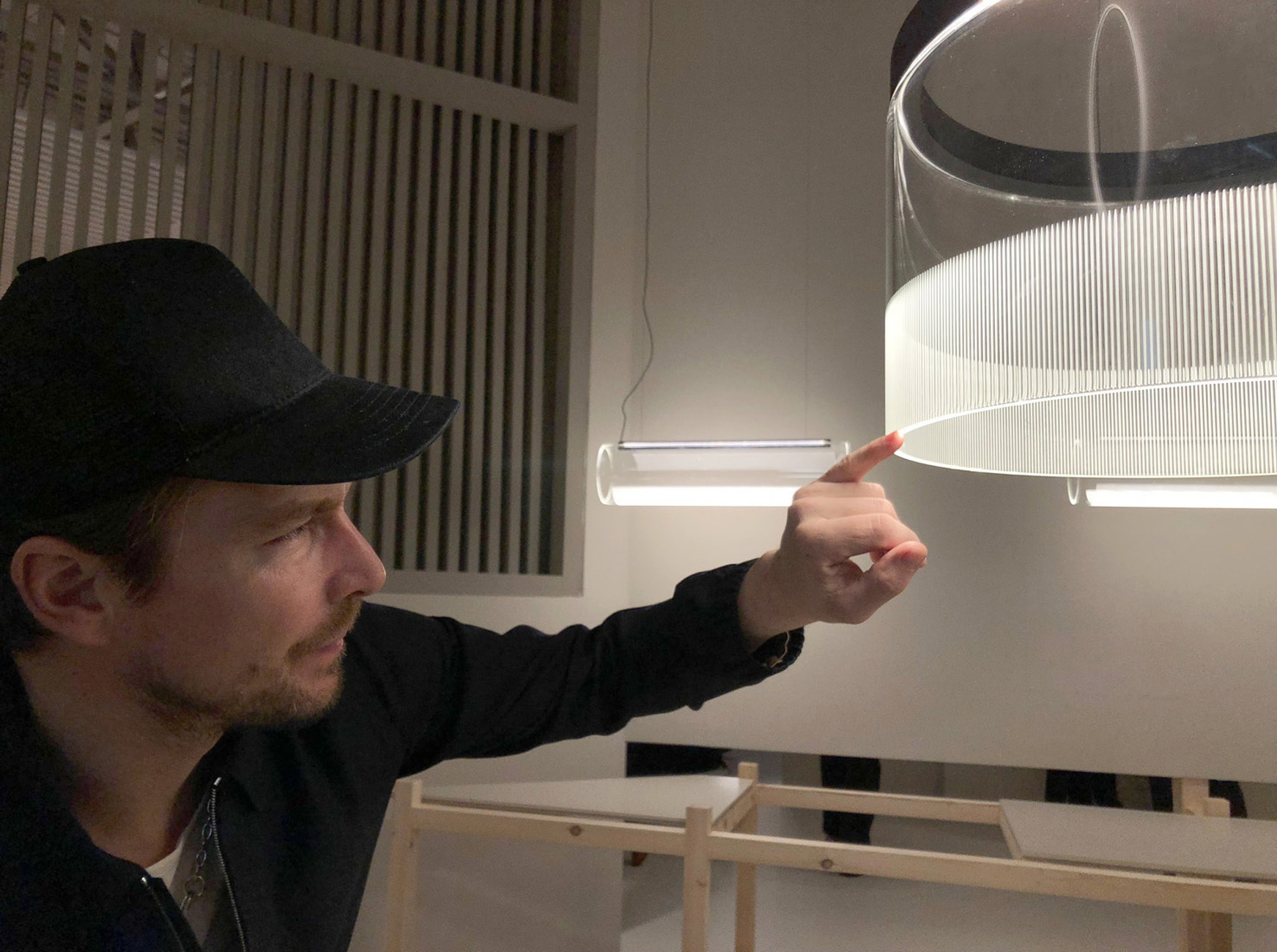 “The glass starts glowing at the spot where it is damaged,” states Stefan Diez.
