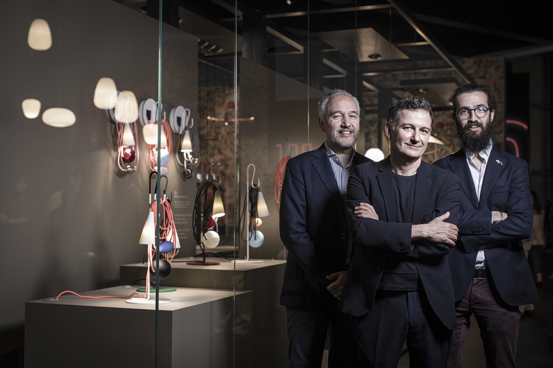 Carlo Urbinati mit dem Designer Andrea Anastasio und Beppe Finessi, Chefredakteur von "Inventario".