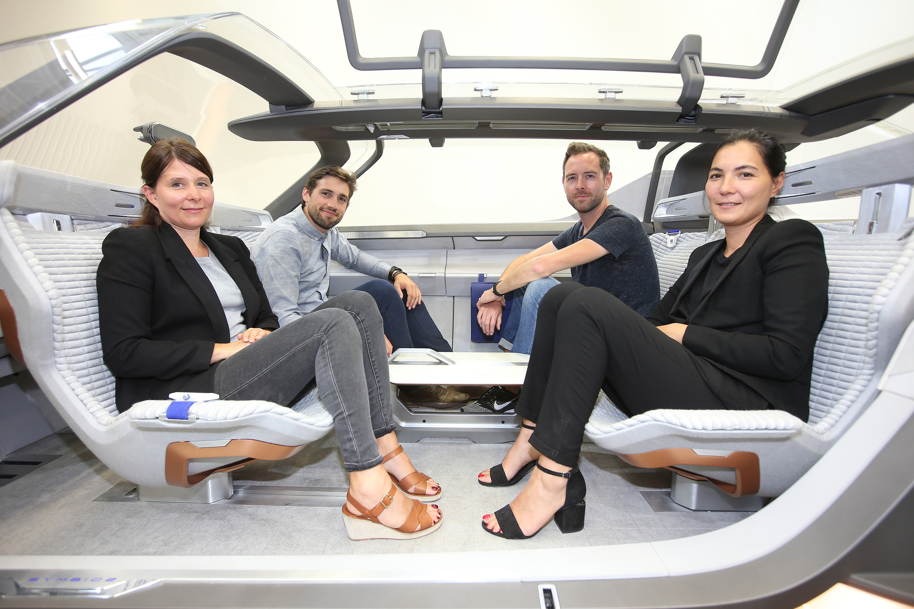 Stylepark Renault Symbioz Design Team, Tina Kentner (Architektin), Vincent Turpin (Interior Design), Joseph Reeve (Exterior Designer) und Mathilde Bancon (Color and Trims Designer).