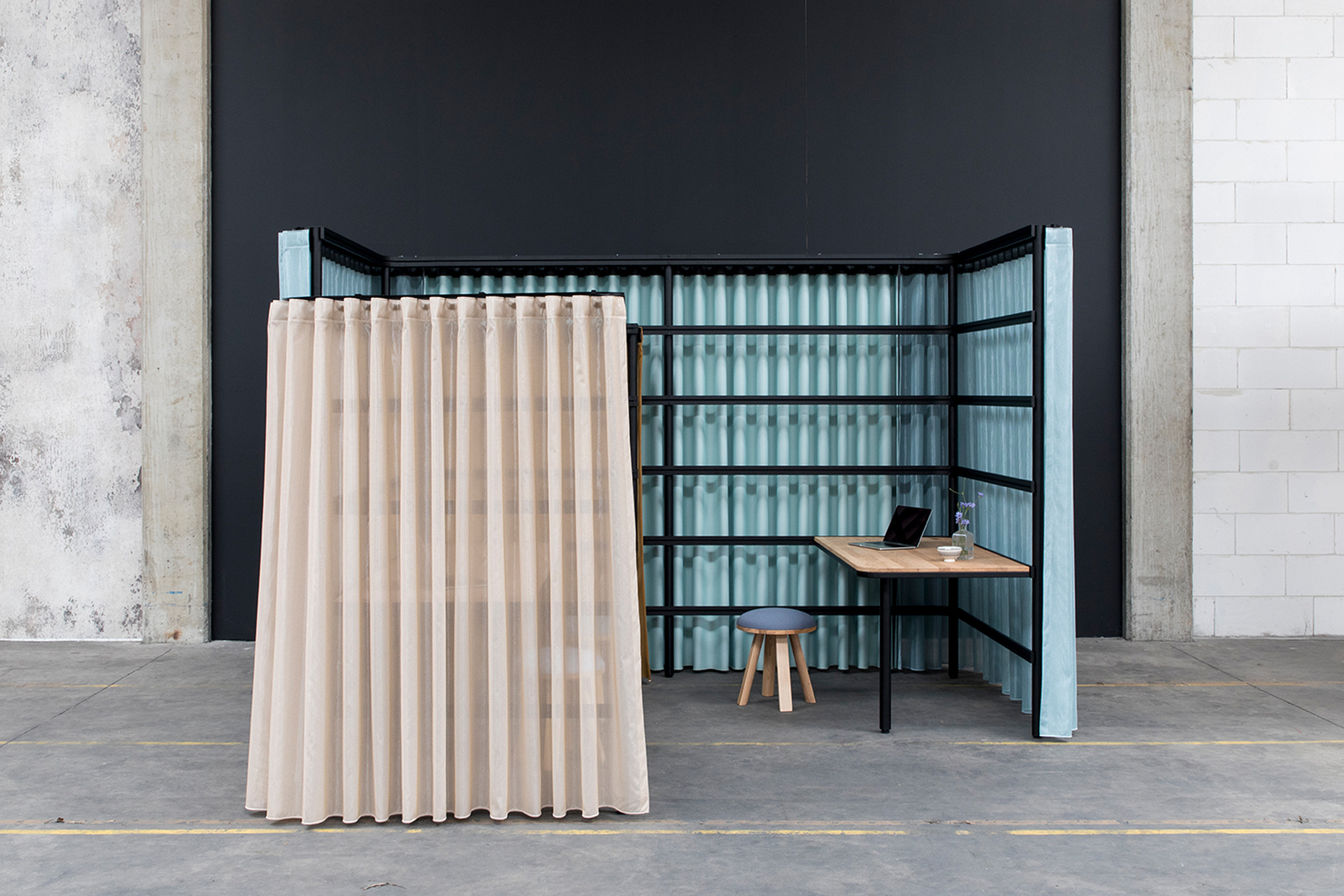 Opinions are divided on the BuzziBracks by Alain Gilles for BuzziSpace: extraordinary room divider or prison cell with fabric hangings? Decide for yourself.