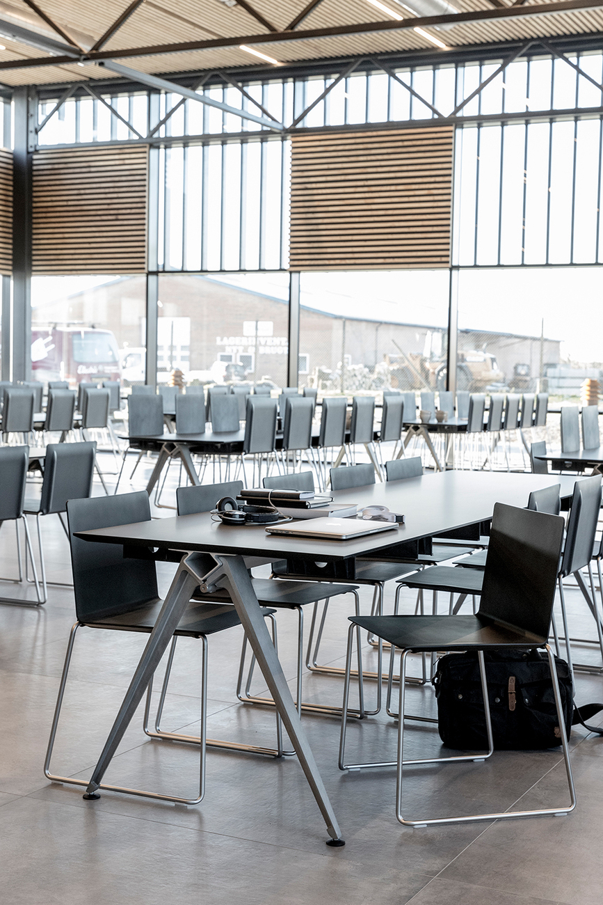 The stackable chair “Dry” by Randers + Radius, designed by Komplot Design,boasts a seat made of innovative PUR integral foam that molds to the shape of the body and lends the chair remarkable comfort despite the formal austerity.