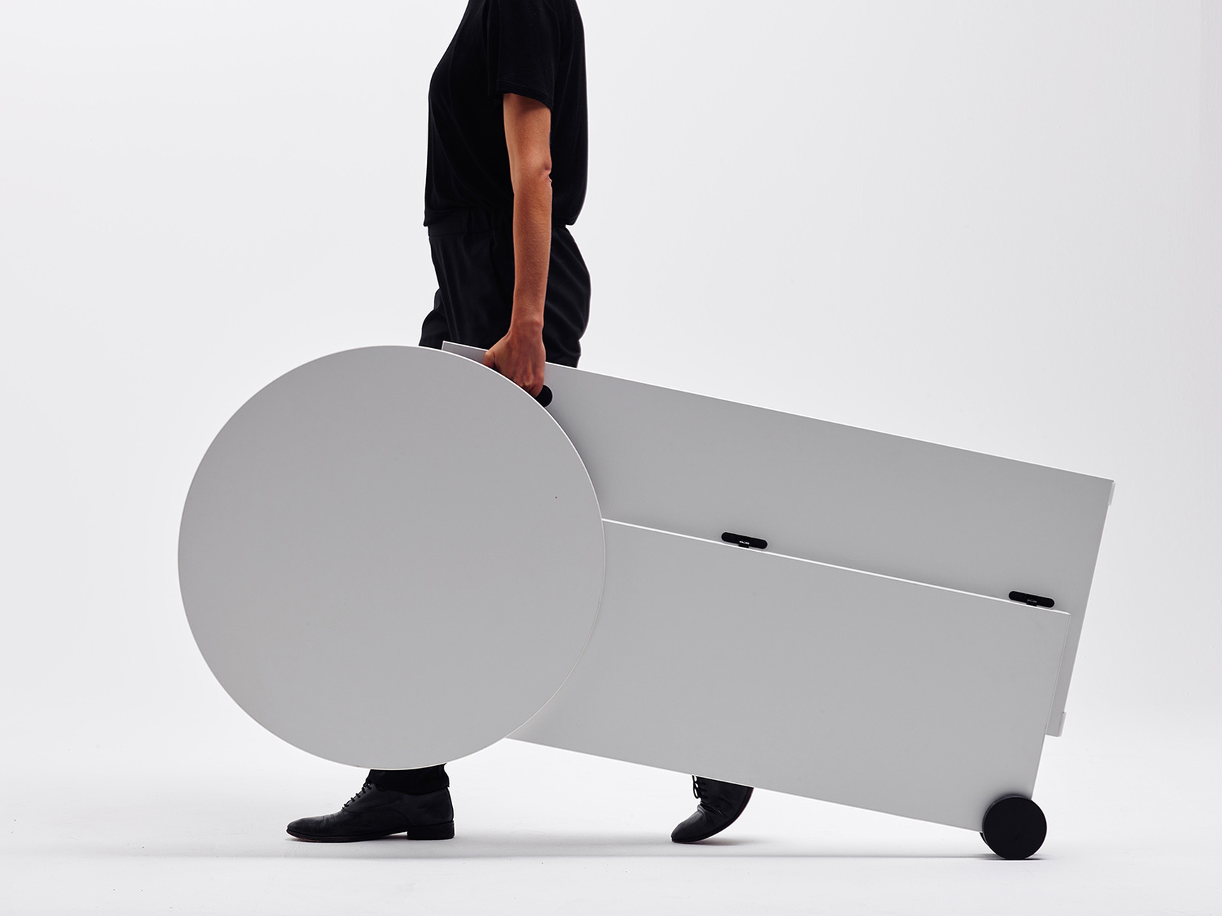 At this year’s Orgatec, Gumpo is presenting the first results of the collaboration with the designer duo RelvãoKellermann. The foldable, castor-based standing table “temp” is especially original.