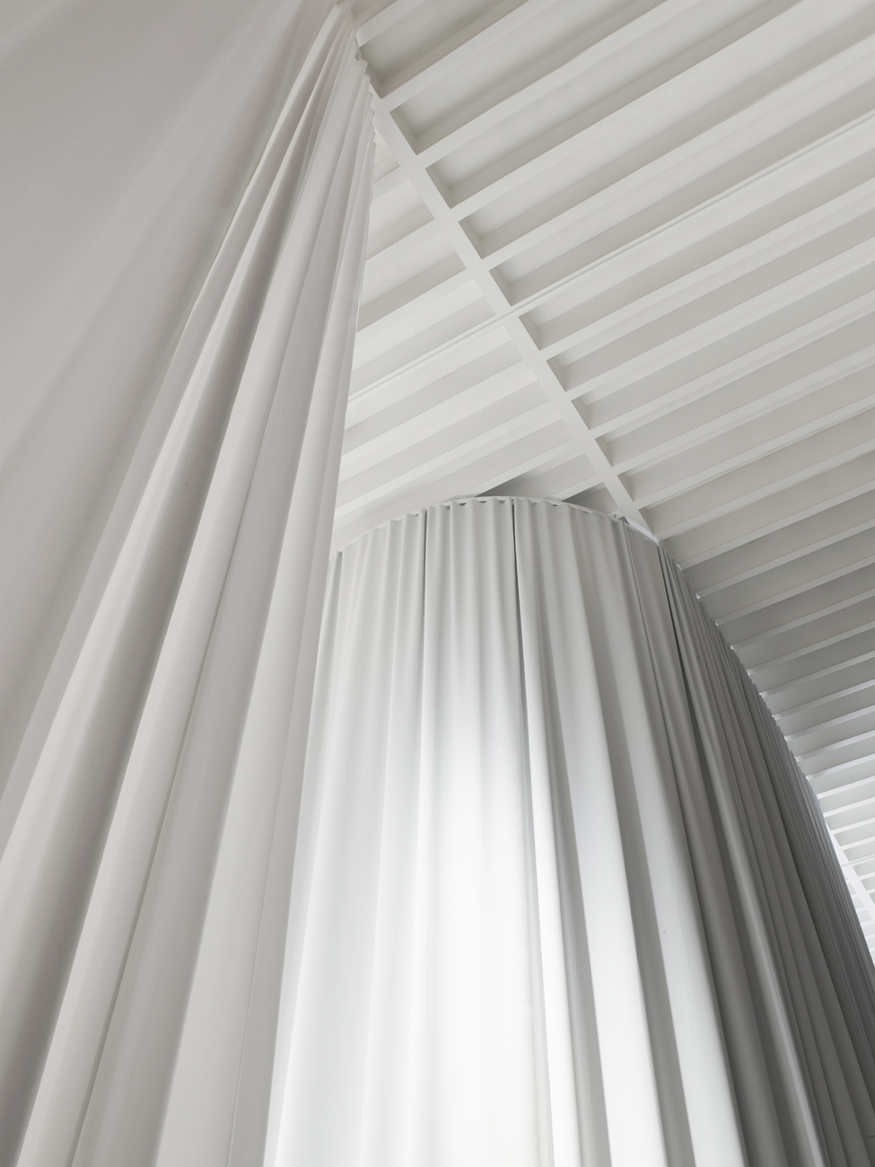 Nya Nordiska supported the exhibition with floor-length curtains made of fine fabric.