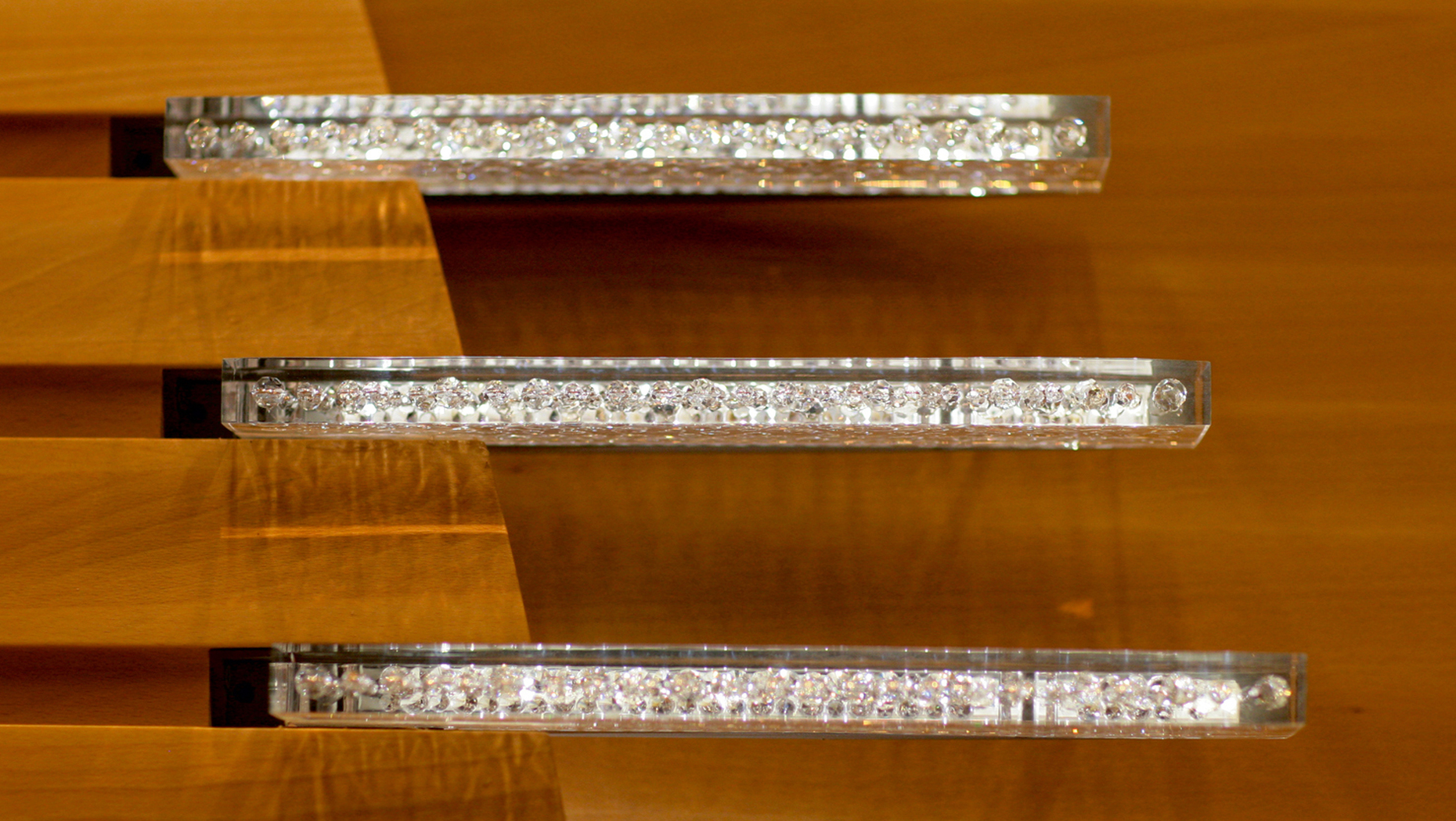 In die Fronten der Balkone haben Diamond Schmitt Architects flache Leuchtelemente von Swarovski eingelassen.