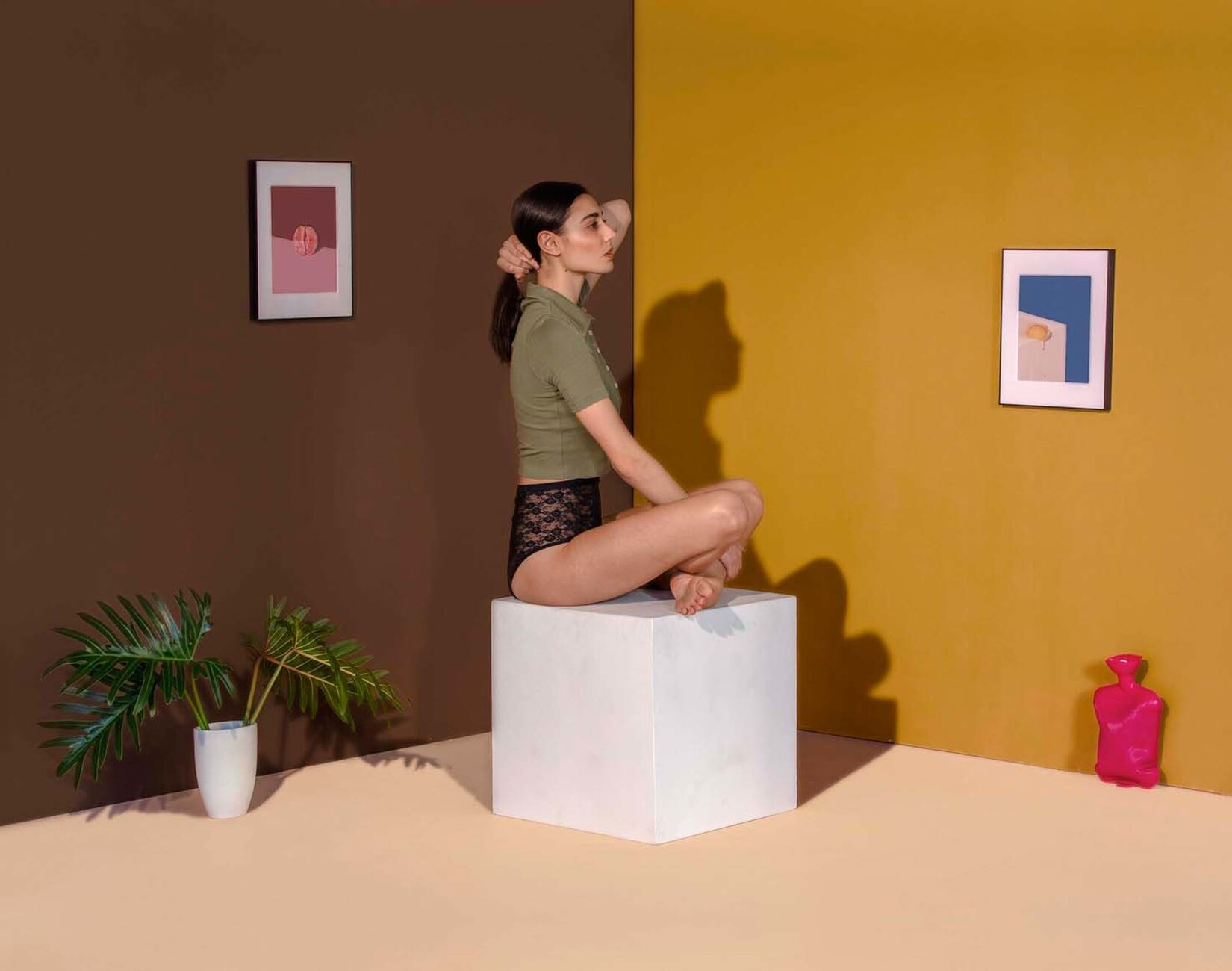 Stillleben und Accessoires symbolisieren die weibliche Anatomie und die Menstruation.