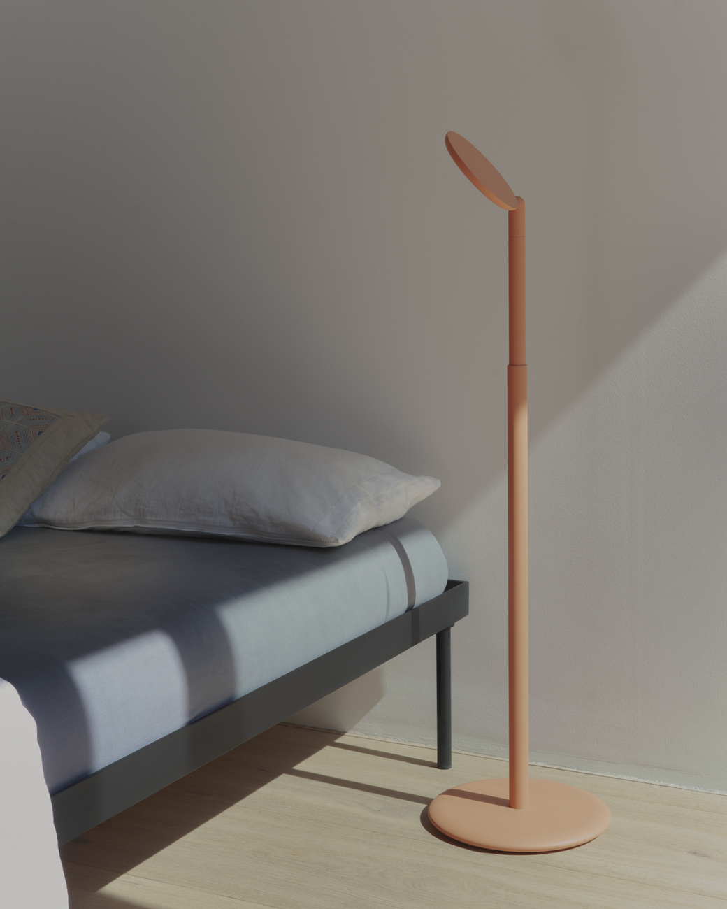 Successful and logical industrial design for a wireless luminaire: "Parrot" is height-adjustable, the head can be turned 310 degrees and tilted 30 degrees. The design conveys these characteristics with the utmost naturalness without being particularly technical in its appearance.