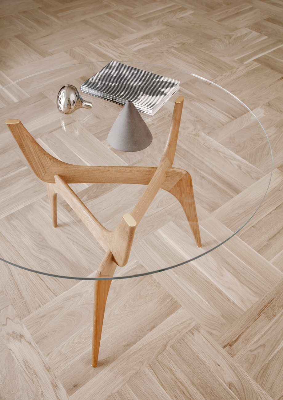 Für "TRIIIO" verband der Designer Hans Bølling 1958 Holz, Messing und Glas zu einer skulpturalen Form.