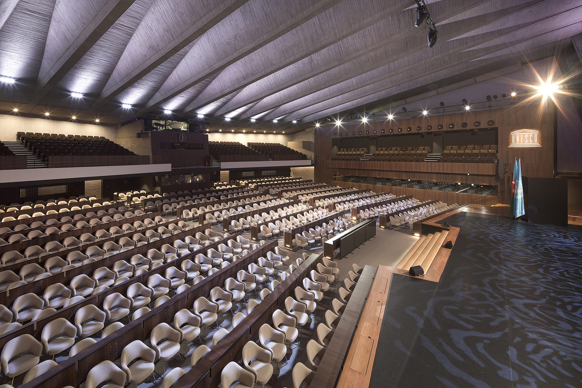 Now and then the first choice for the auditorium is the "Conference Chair" by industrial designer and architect Eero Saarinen for Knoll International.