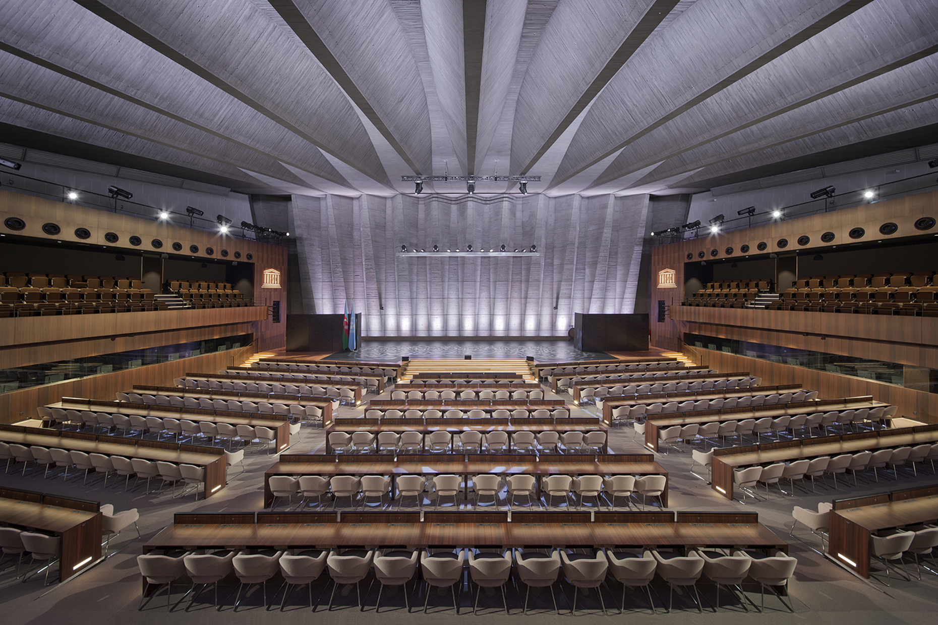 The Auditorium of the UNESCO headquarters in Paris impresses with generous dimensions.