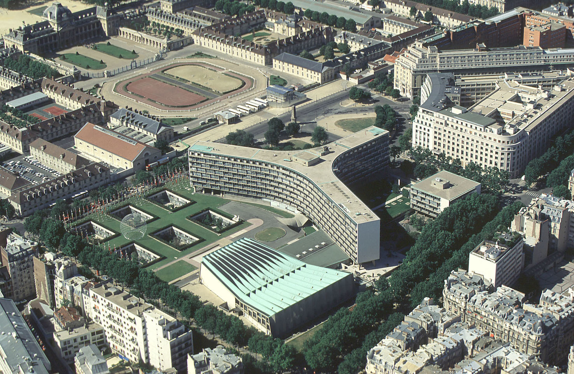 The futuristic, Y-shaped structured building, was created in 1958 in the sense of the formula "Form follows function".