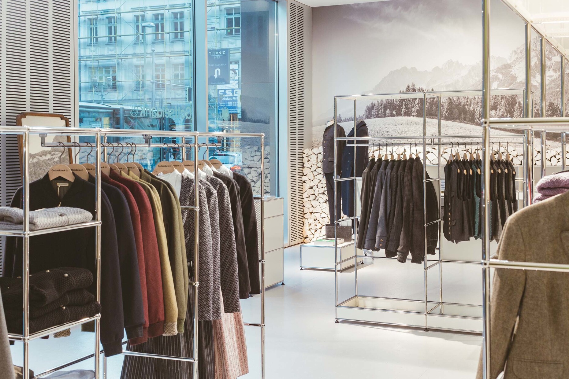 In the USM showroom in Berlin, the traditional costume label Gottseidank presents its latest collection.