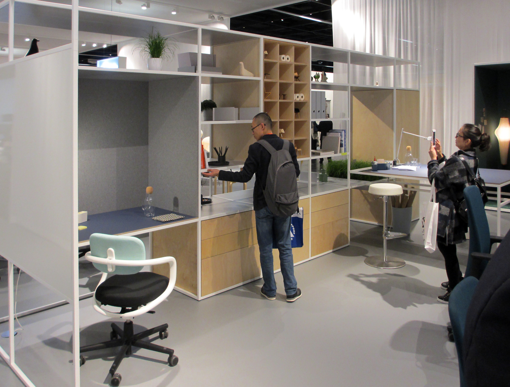 Vitra-Stand Orgatec 2016 mit Regalsystem Kado