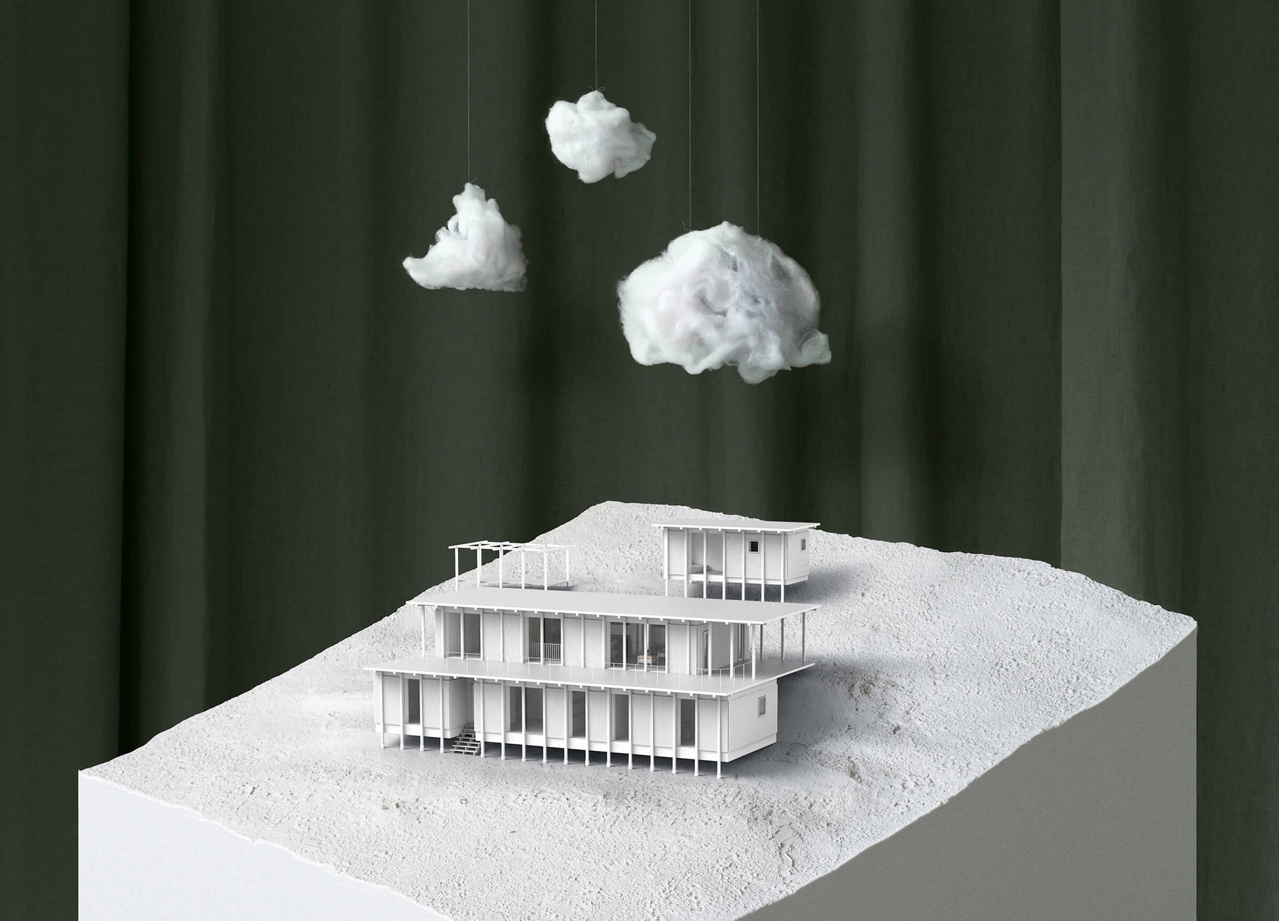 Um dem Passivhaus am Hang ausreichend Halt zu geben, hat Note Design Studio die Stockwerke wie Bungalows in Stufenform geplant.