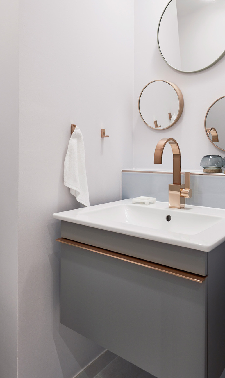 The washbasin from the "Venticello" collection creates with a copper-colored decorative trim a connection to the matching fitting.