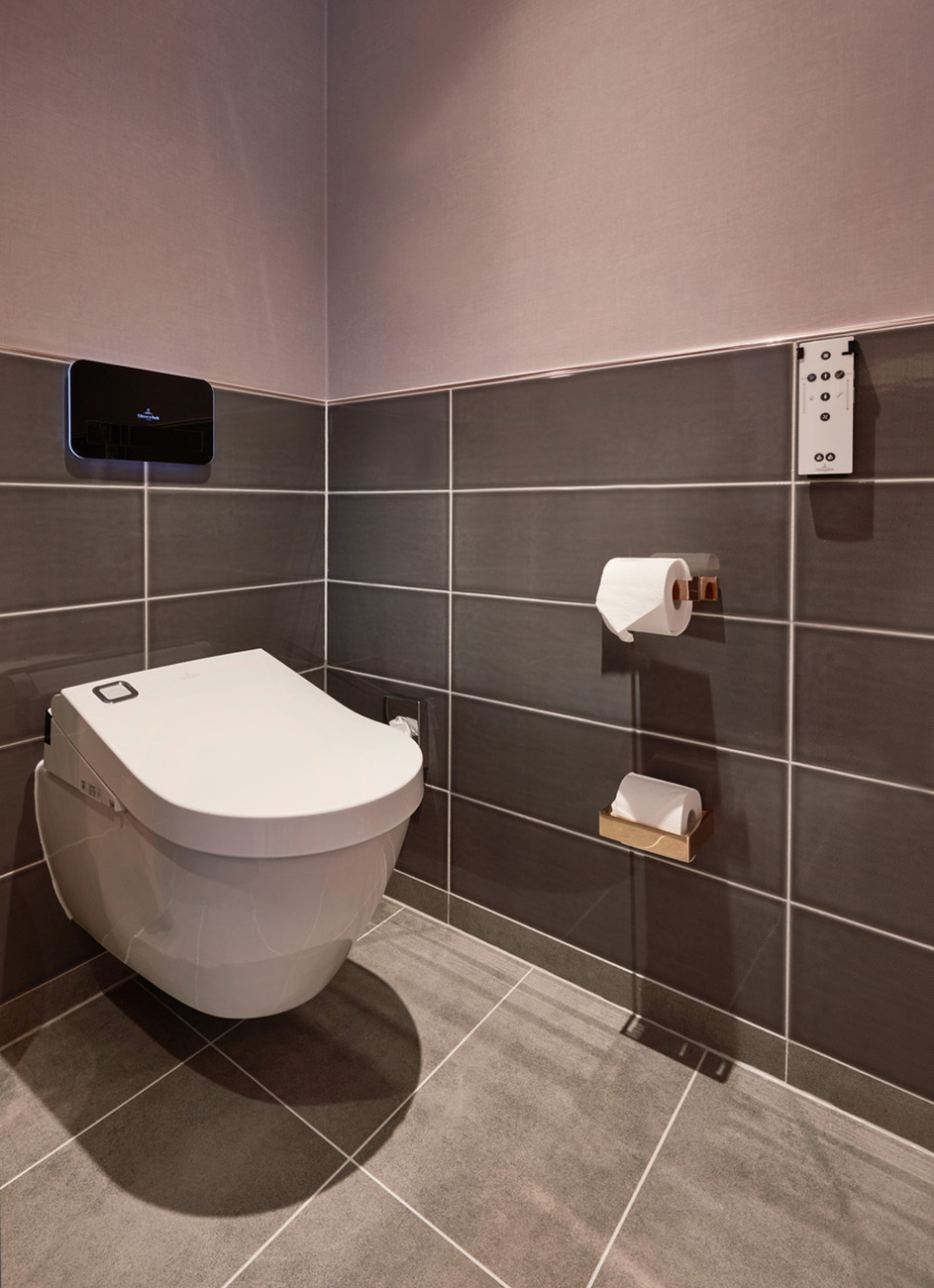 Wall tiles in “Basalt” and “Smoke” grays were chosen from Villeroy&Boch’s “Creative System 4.0” series combined with fine stoneware floor tiles.