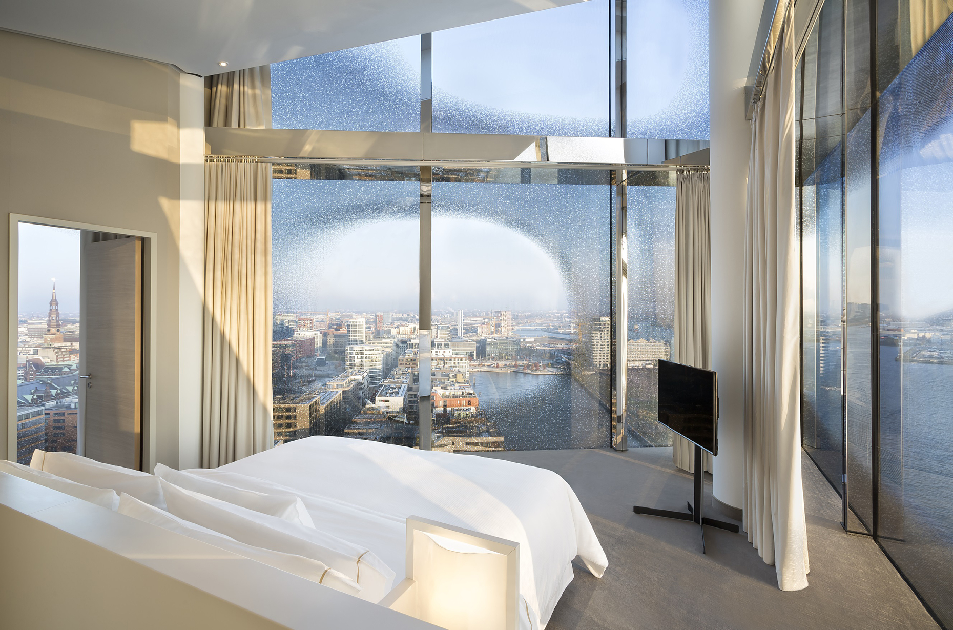 Dezent: Designer Tassilo Bost setzte bei der Ausstattung der Zimmer und Suiten auf Zurückhaltung in Weiß und Beige.