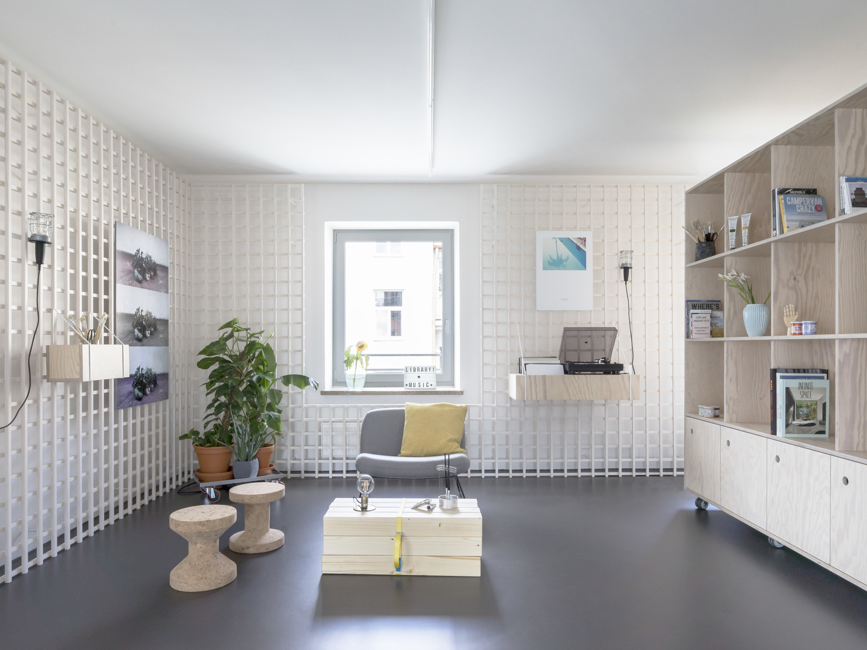 With untreated wood the architecture studio “Von M” kept the interior design of the creative space deliberately “unrefined”.
