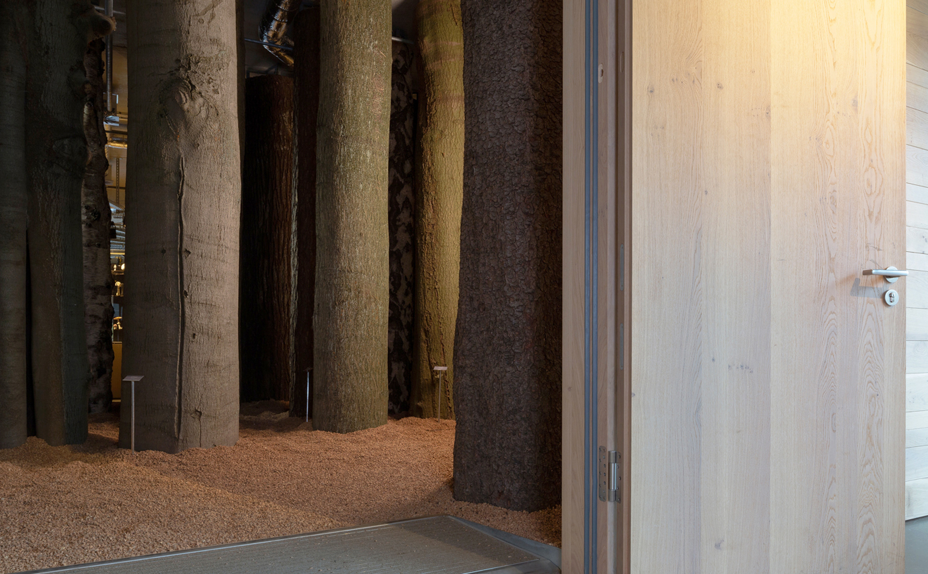 With an eye on the sustainability concept of the building, for the doors the architects chose hinge systems from Simonswerk.