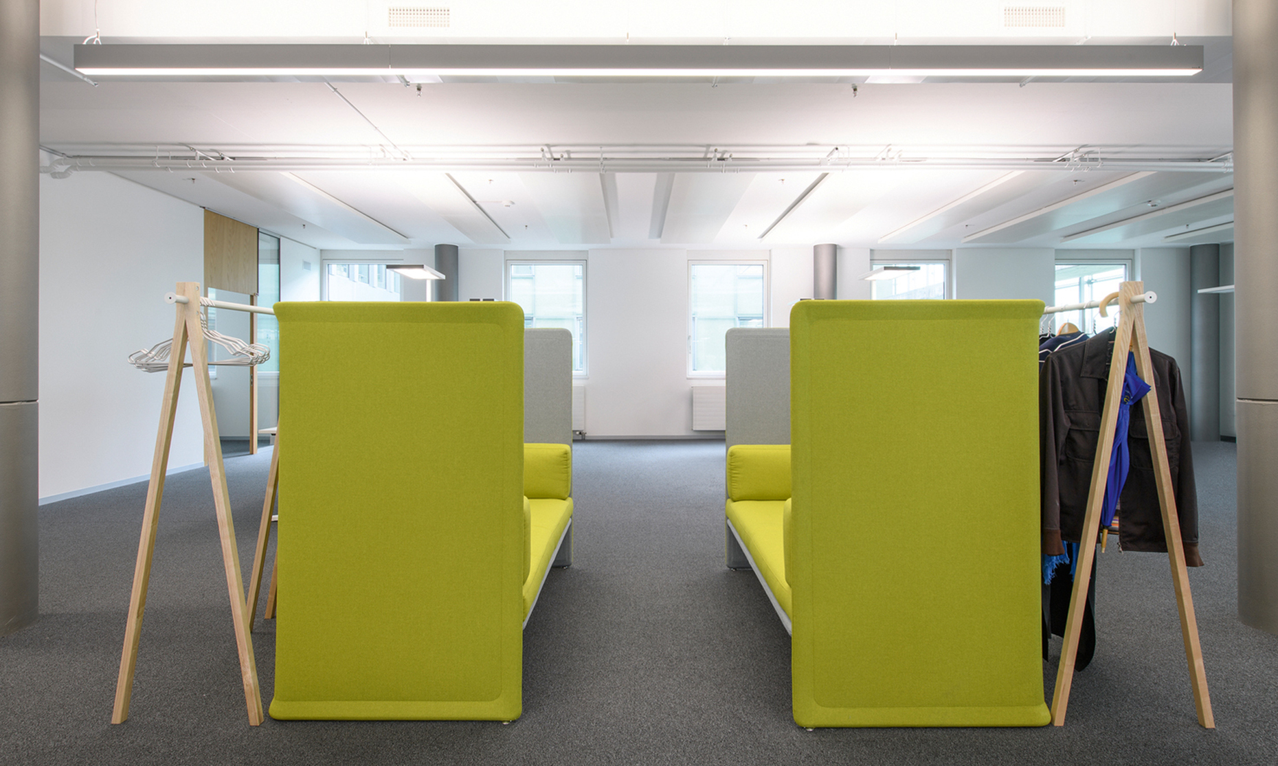 "Idoo.line" leuchtet die Besprechungs-Bereiche mit direktem und indirektem Lichtaustritt gleichmäßig aus.