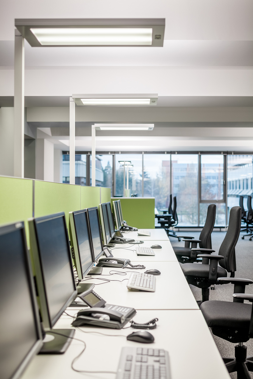 With a closed luminaire head and light-enhancing CDP microprisms, the luminaire emits glare-free light suitable for desk work.