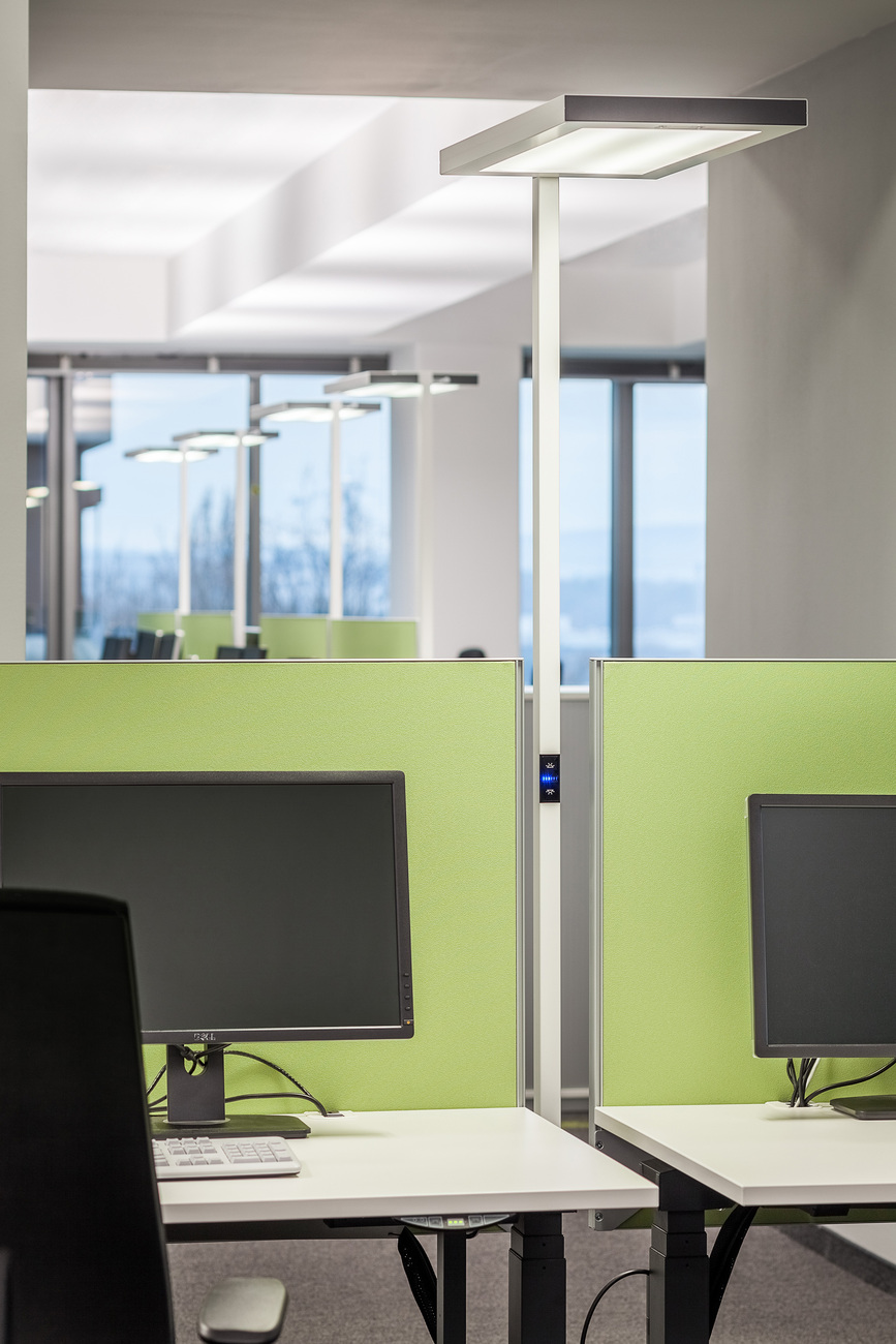The luminaire with a rectangular, reduced shape can be integrated between any double workplace.