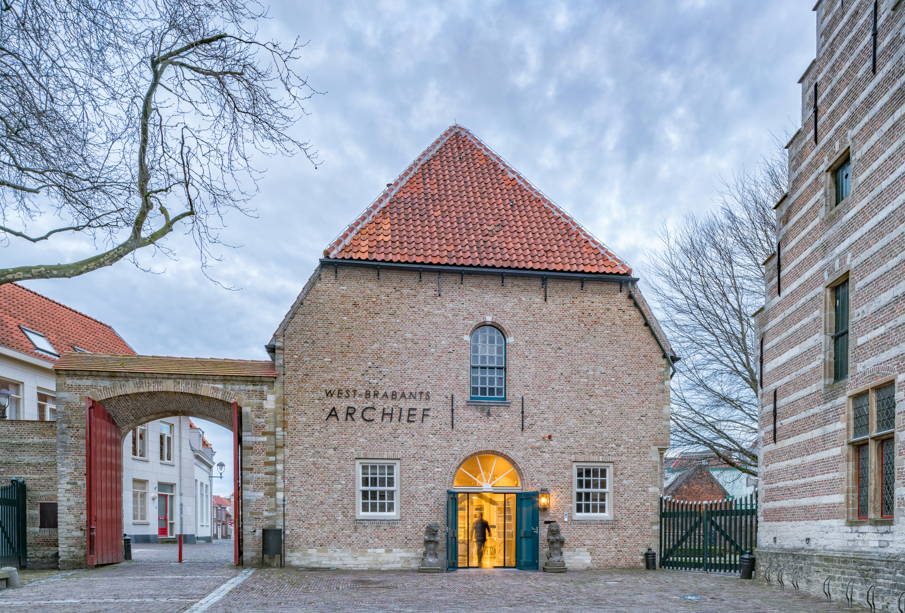 Für die Sicherheit des "West Brabants Archiefs" sorgt Gira mit der "Türstation Video AP" - dessen integrierter Farbkamera bleibt nichts verborgen.