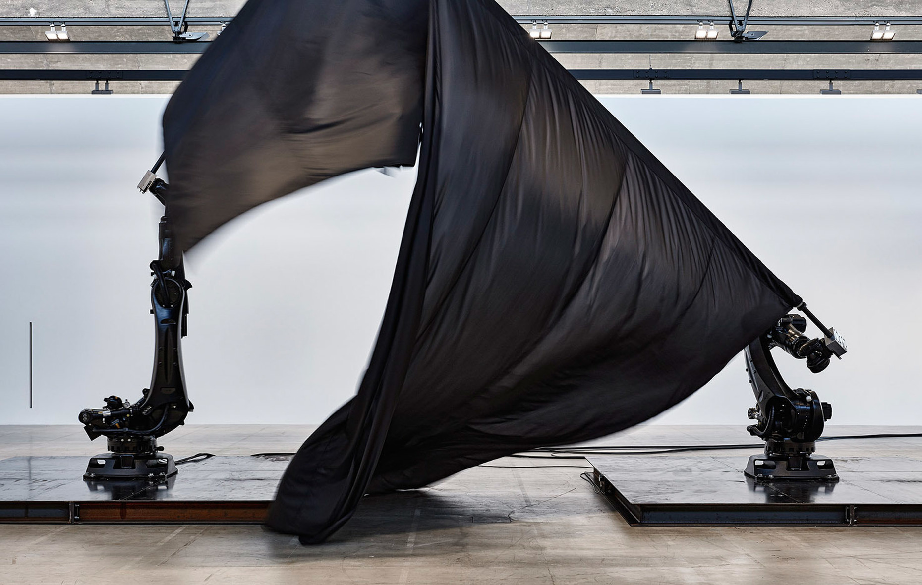 Willliam Forsythe, "Black Flags", 2014. In seinen Installationen, Filmarbeiten und interaktiven Skulpturen überträgt Willliam Forsythe die organisierte Bewegung der Choreographie in die bildende Kunst.