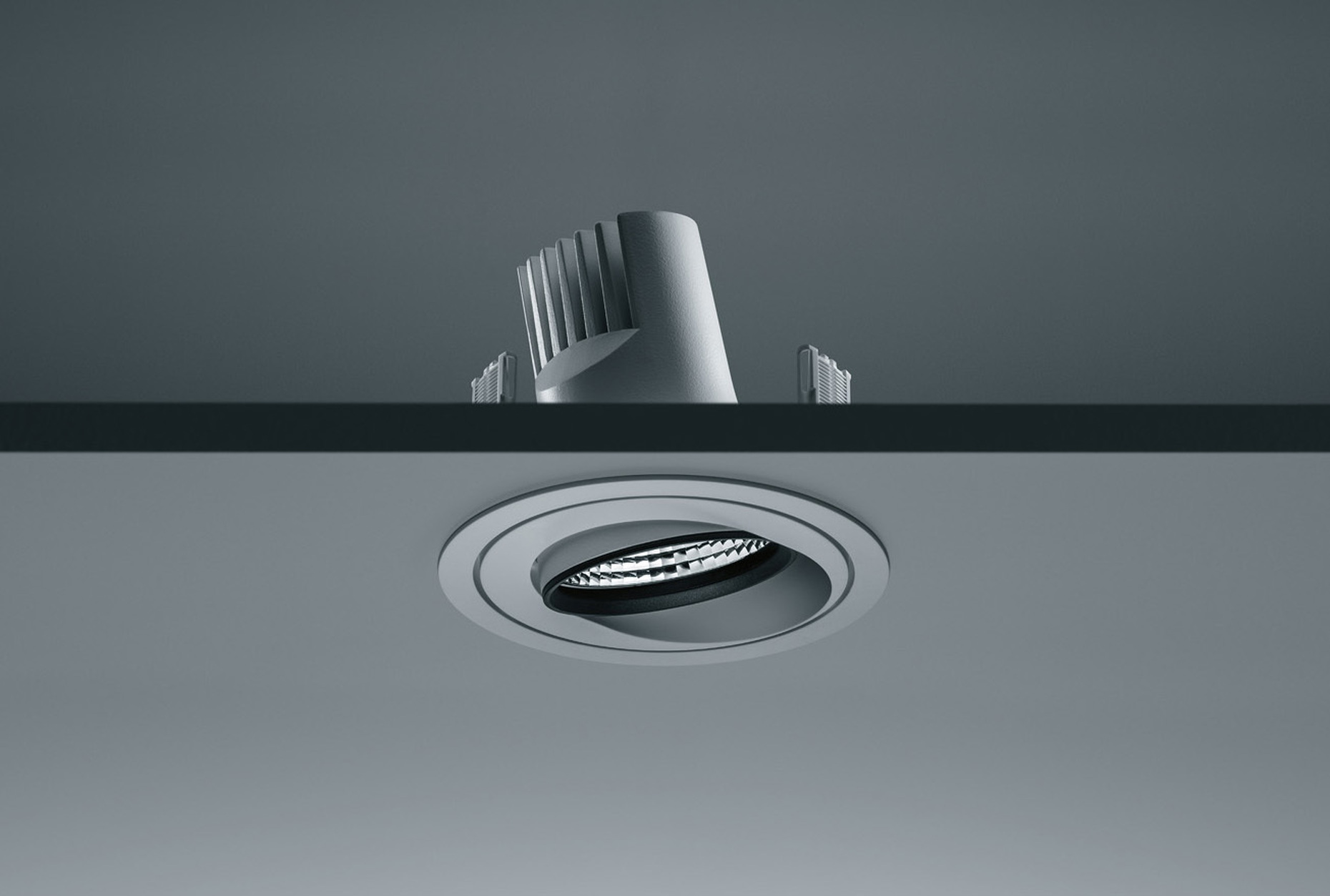 In two sizes, "Cardan evolution" can be swiveled and tilted to suit individual requirements in various different lighting environments.