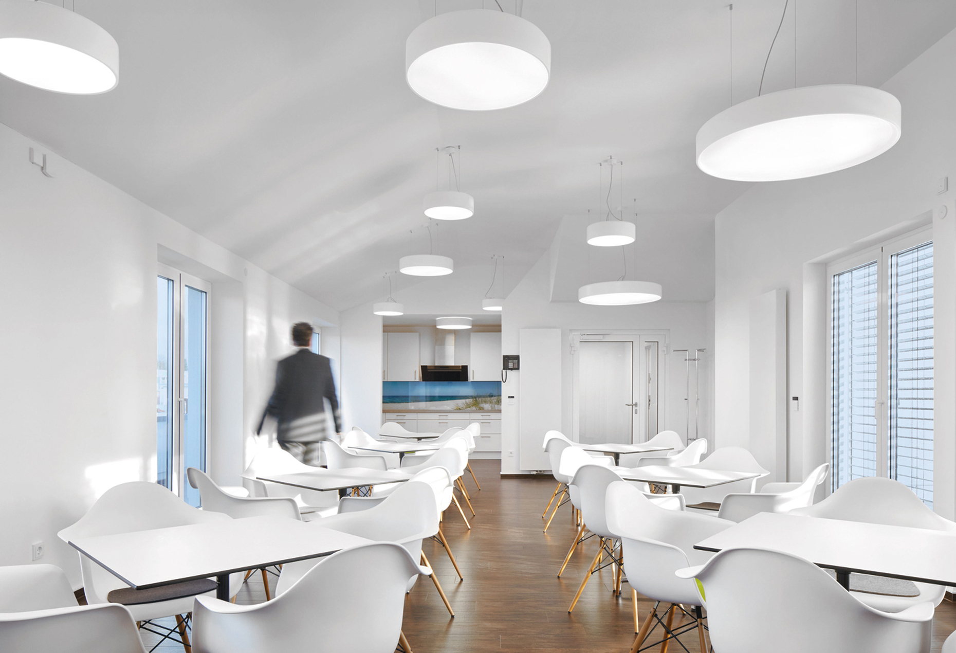 Zumtobel hat eine LED-Leuchtenfamilie mit tunableWhite-Technologie entwickelt, mit der sich die Farbtemperatur flexibel an die Anwendersituation anpassen lässt.