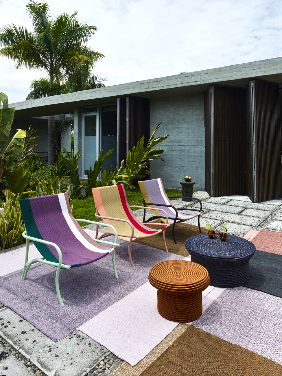 Well proportioned outdoor lounge chair, which the flowing lines of the metal frame lend elegance. The material and colour of the covers convey an uncomplicated cheerfulness.