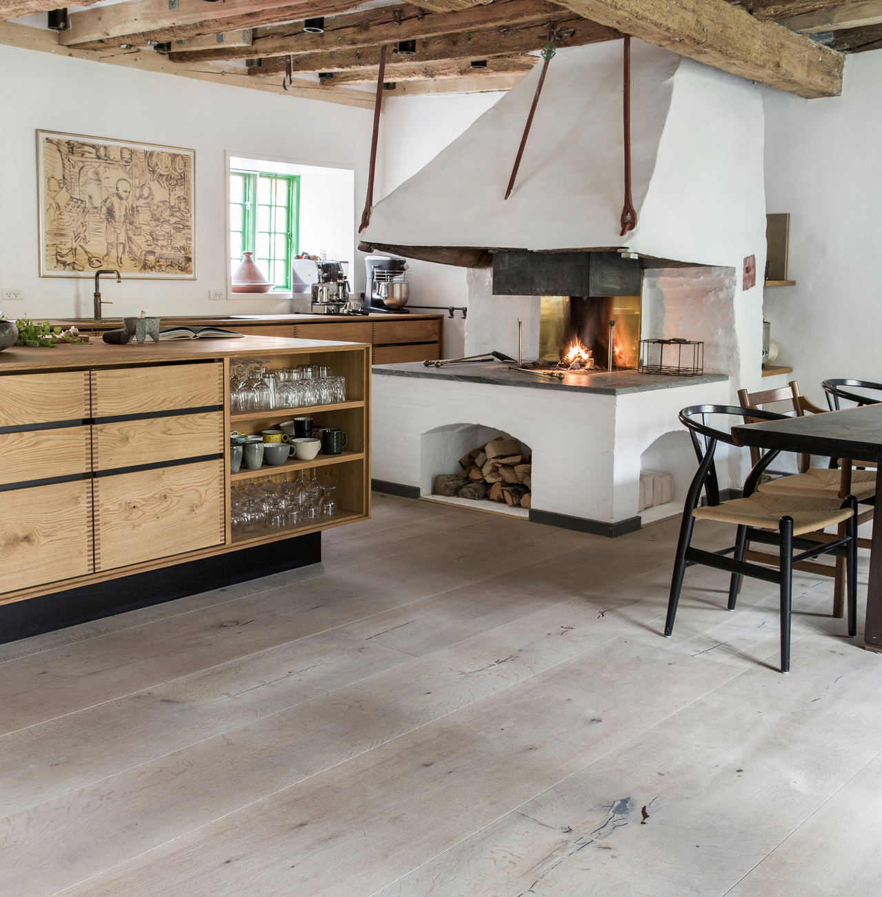 The sturdy solid planks from Dinesen stem from trees that were 200 years old and thus come in unusual lengths of 2-6 meters.