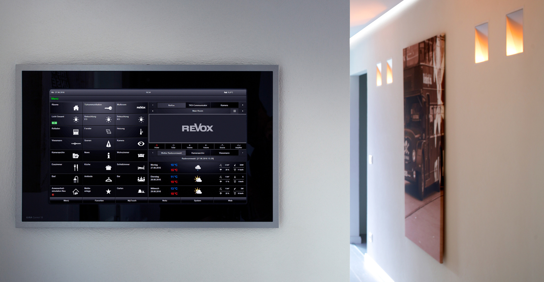 With the Gira Home Server as the in-house computer, the lights, entertainment electronics, blinds and heating can all be controlled centrally.