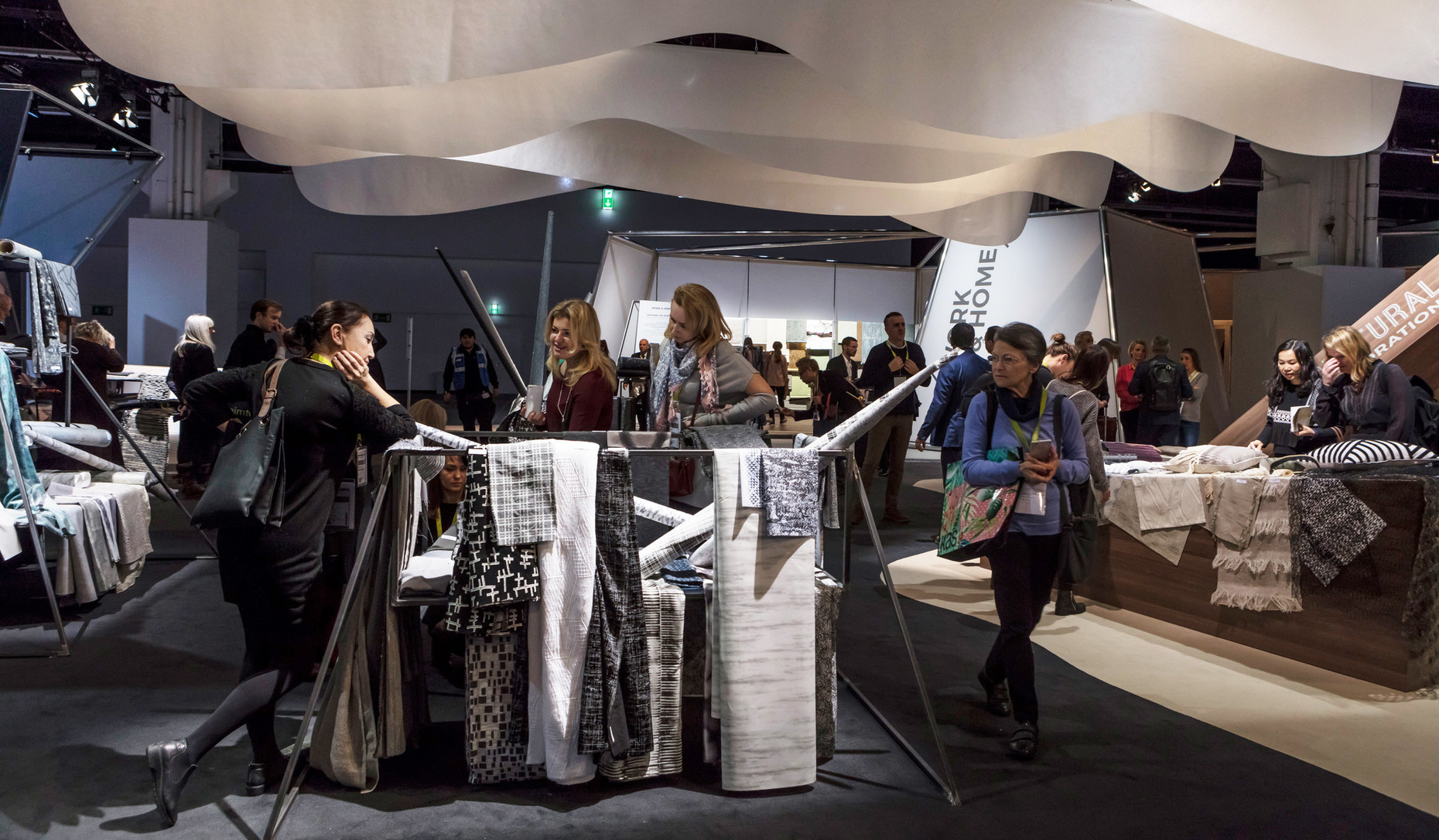 Die Präsentation der Stoffe unter den Themenfeldern der „Explorations“ wirkte leider wenig reizvoll.