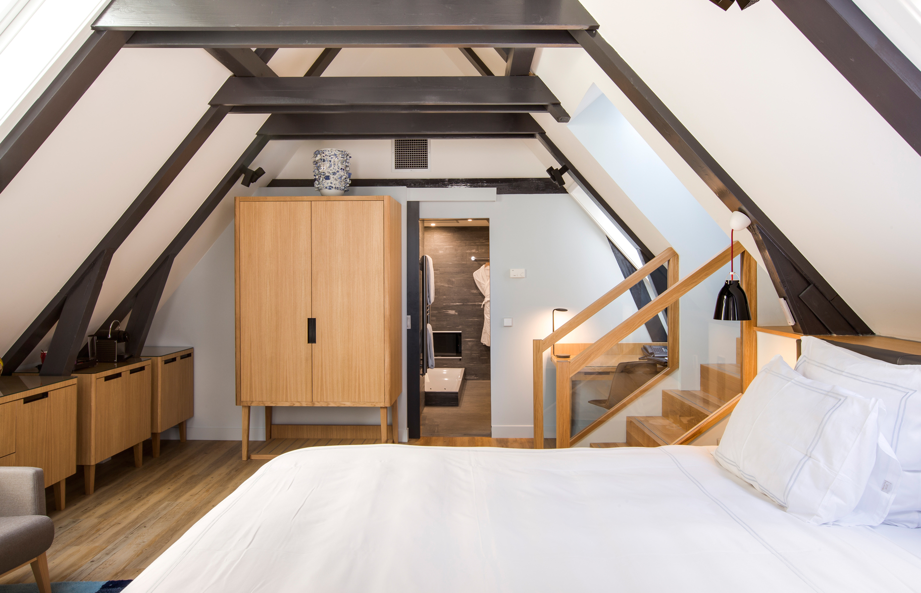 The Swissôtel Amsterdam is a 4-star boutique hotel located in a building designed by the Dutch architect Hendrik Petrus Berlage.