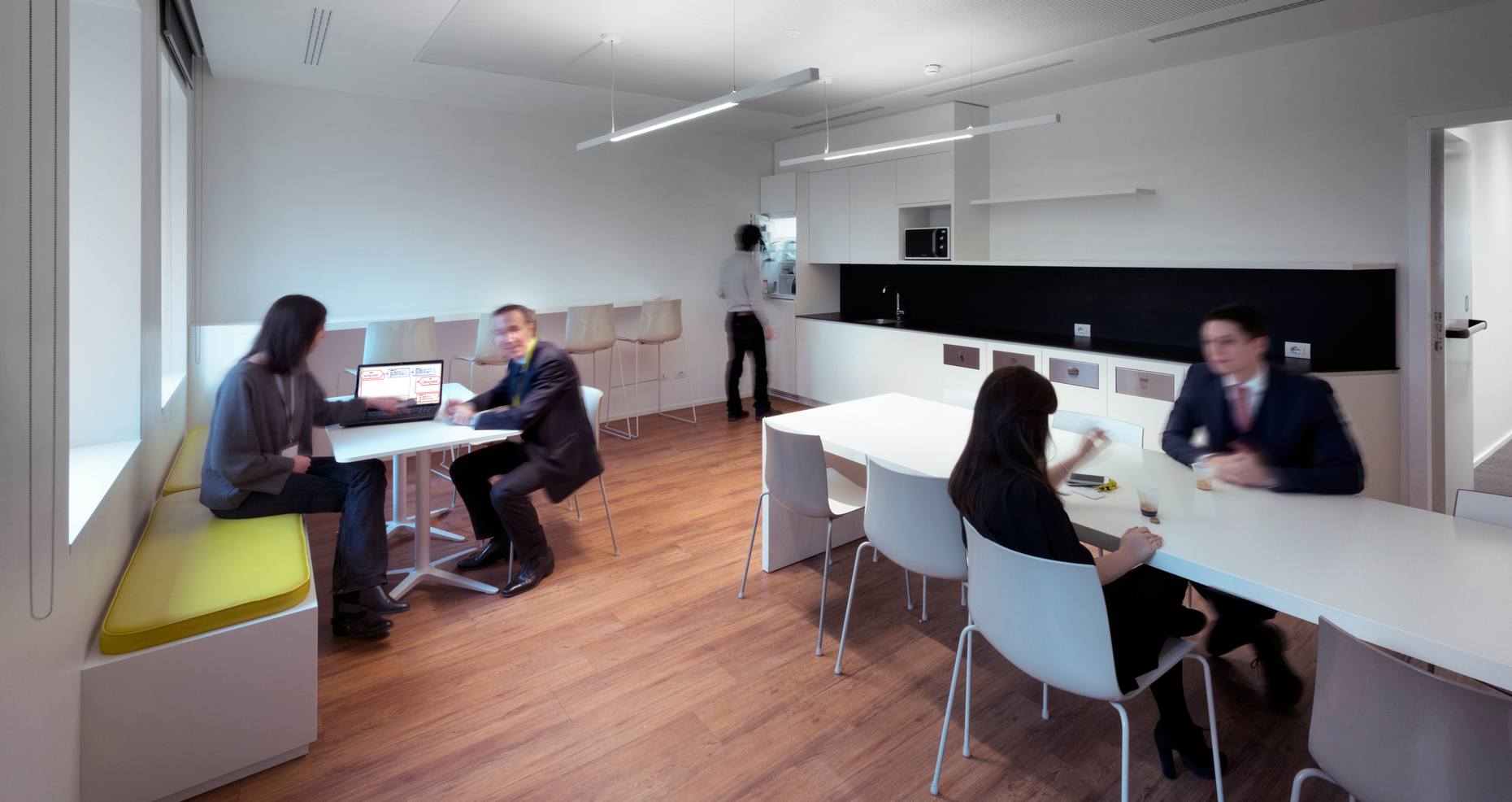 On the basis of employee interviews, the 18,000 square meters were planned as primarily free work space.
