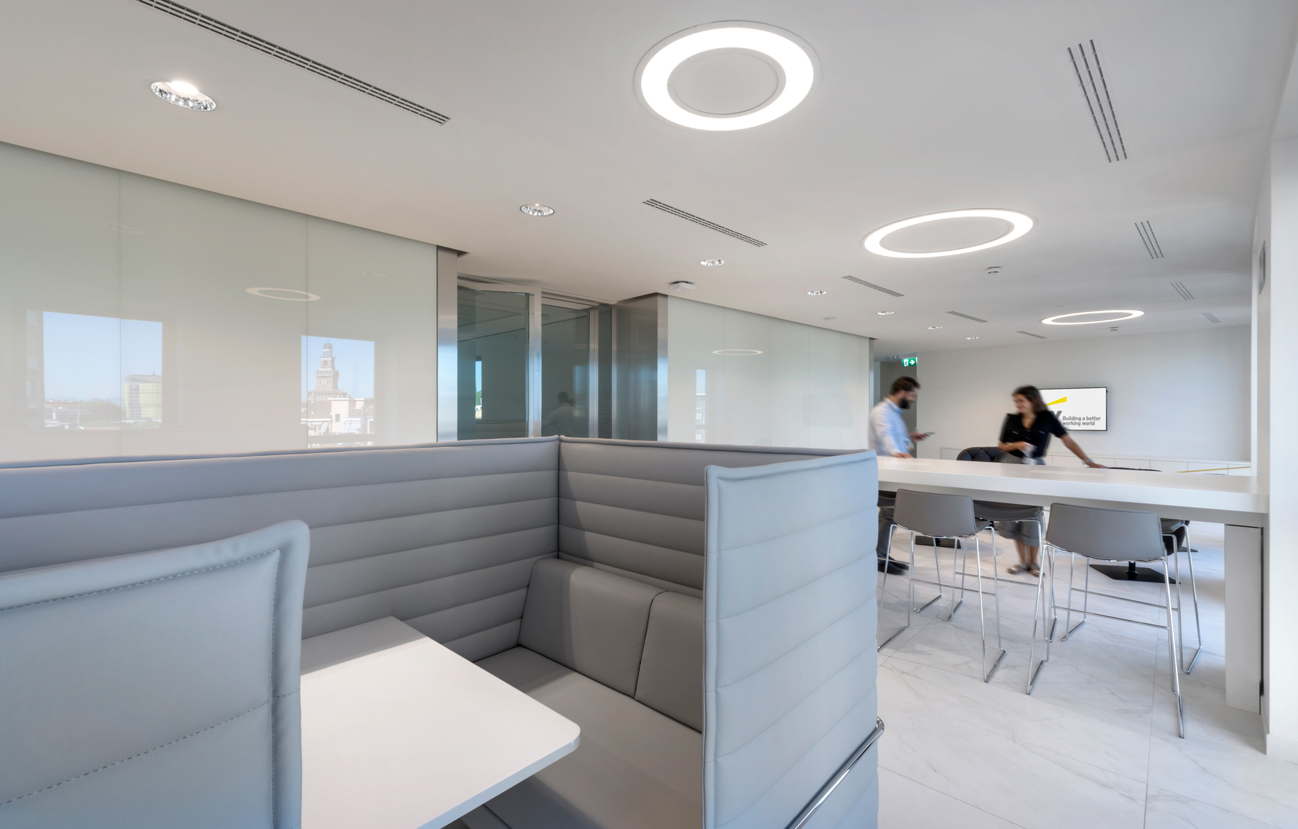 For meetings and tasks that require high concentration, flexible withdrawal islands with shielded upholstery furniture are also offered.