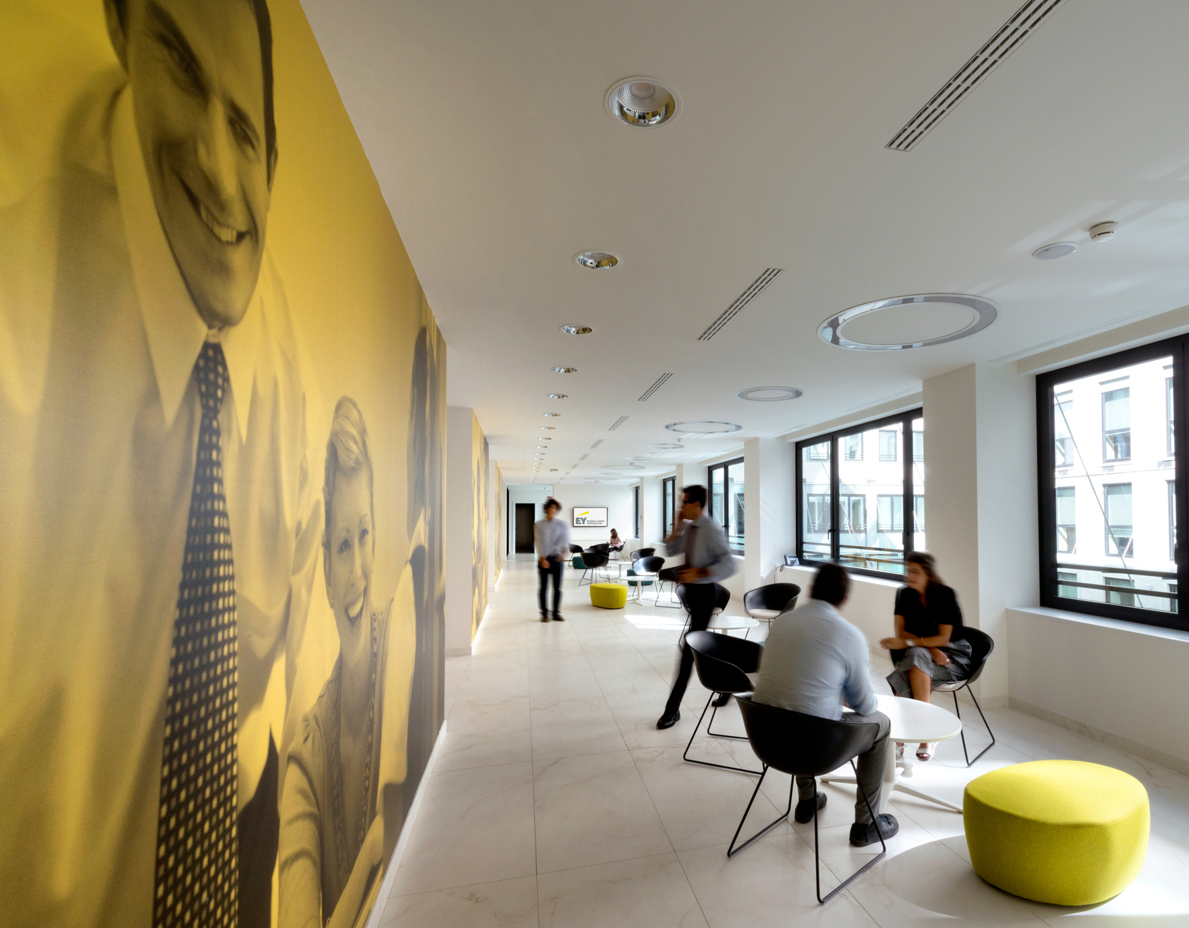 The color spectrum of the chairs Catifa 46 by Lievore Altherr Molina underlines in the Großraumbüros the limits between meeting zones and general working areas.