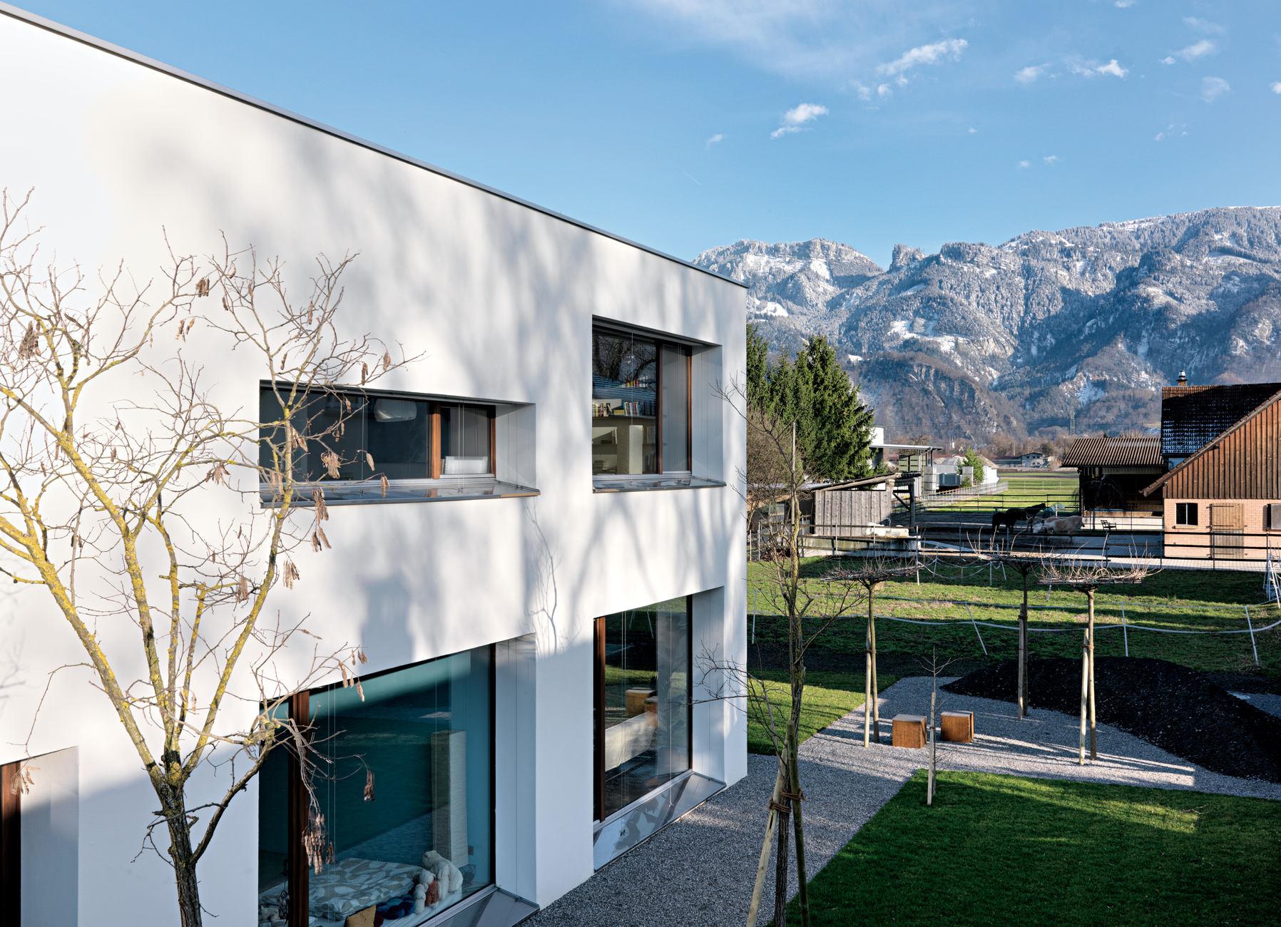 Der Architekt Martin Gepp entschied sich für strenge, schmale Fensterformate – mal horizontal, mal vertikal angeordnet, rahmen sie den Ausblick auf die Berge ein.